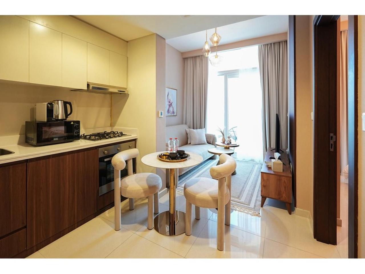 KeyRock Living - Stylish 1BR with Pool Access