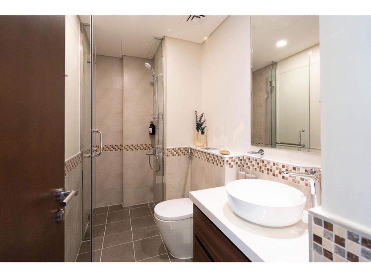 KeyRock Living - Stylish 1BR with Pool Access