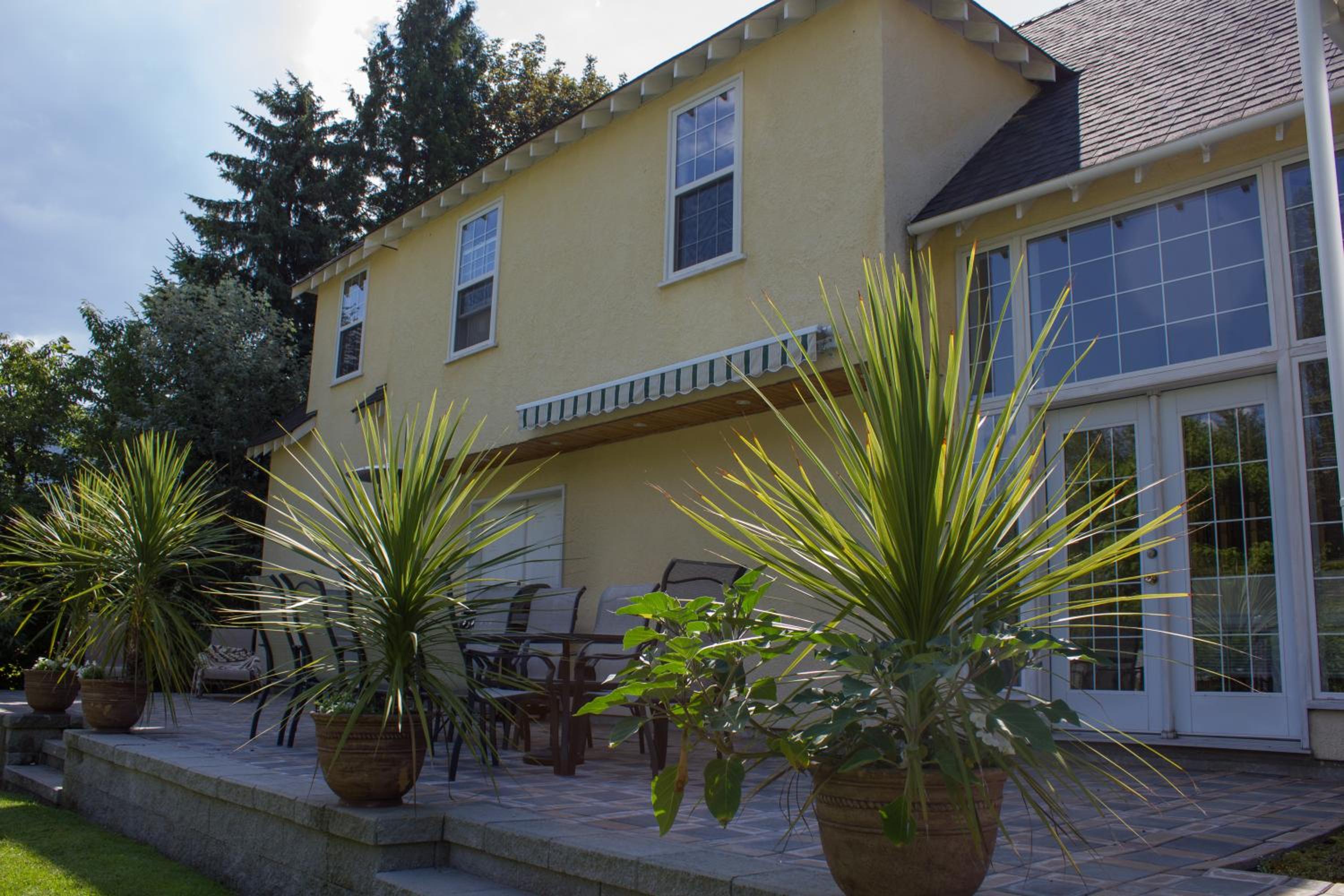 Genelle House B&B Guest House