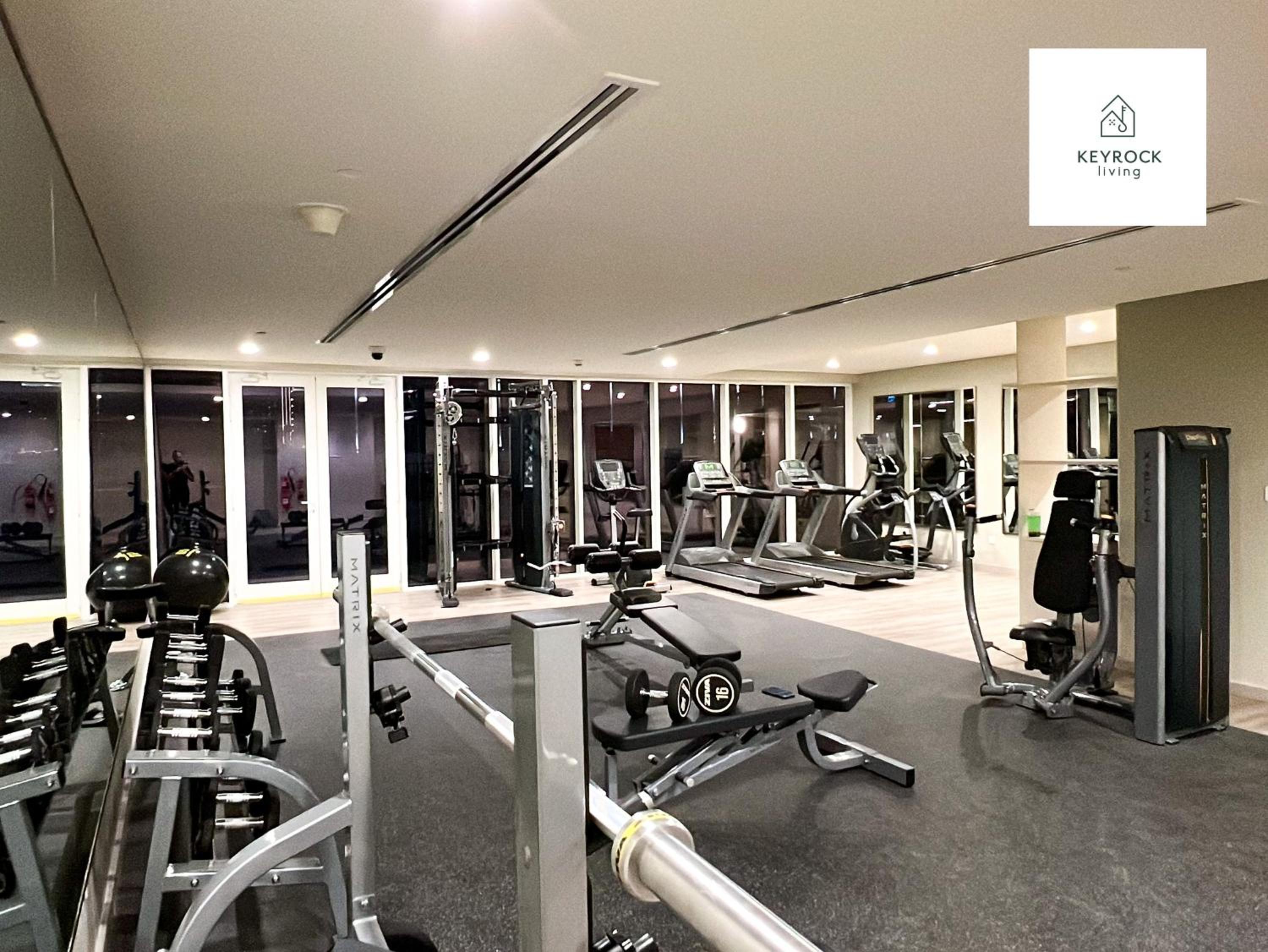 KeyRock Living - 1BR Luxury with Lake View at Reva