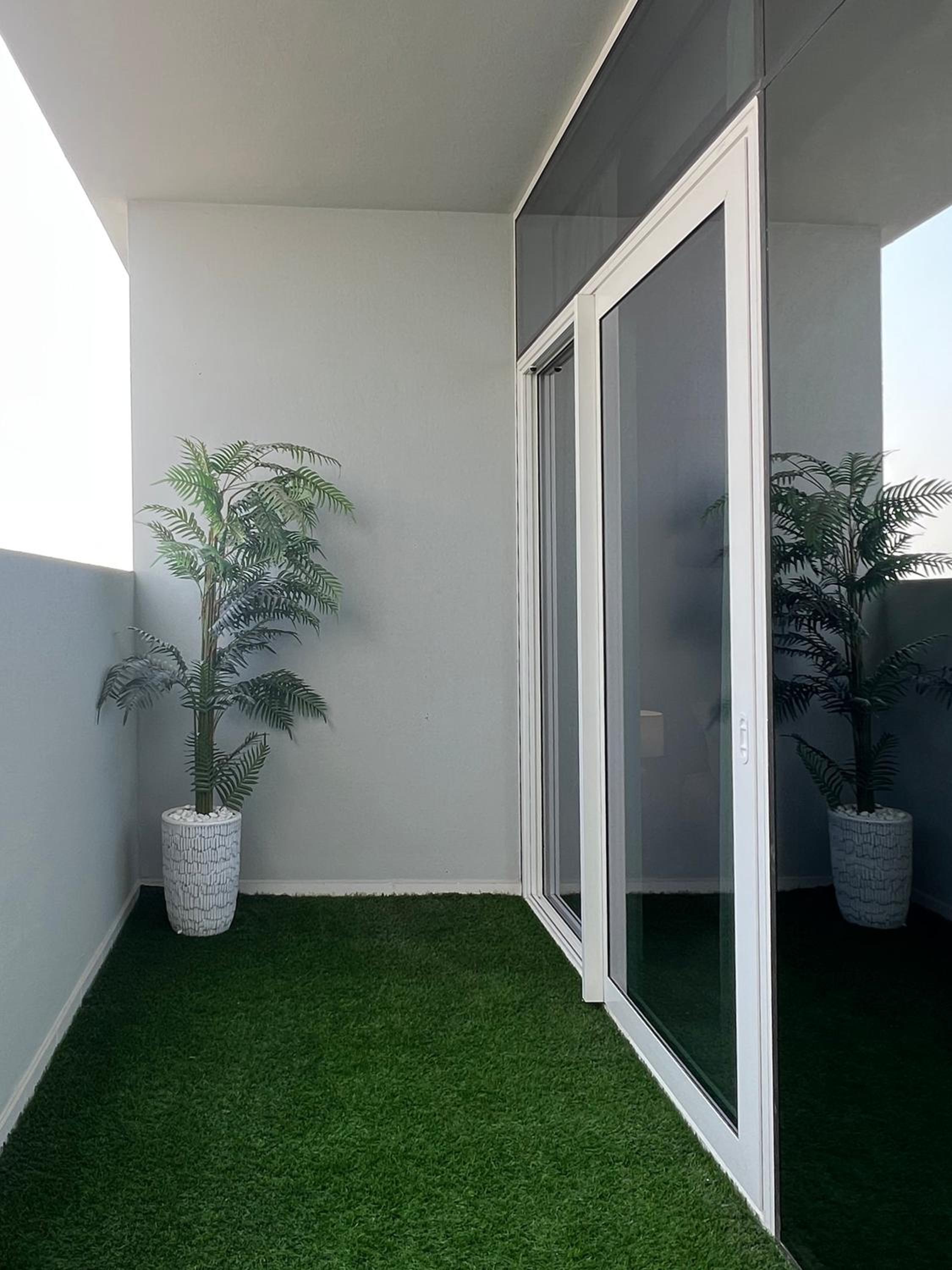 KeyRock Living - 1BR Luxury with Lake View at Reva