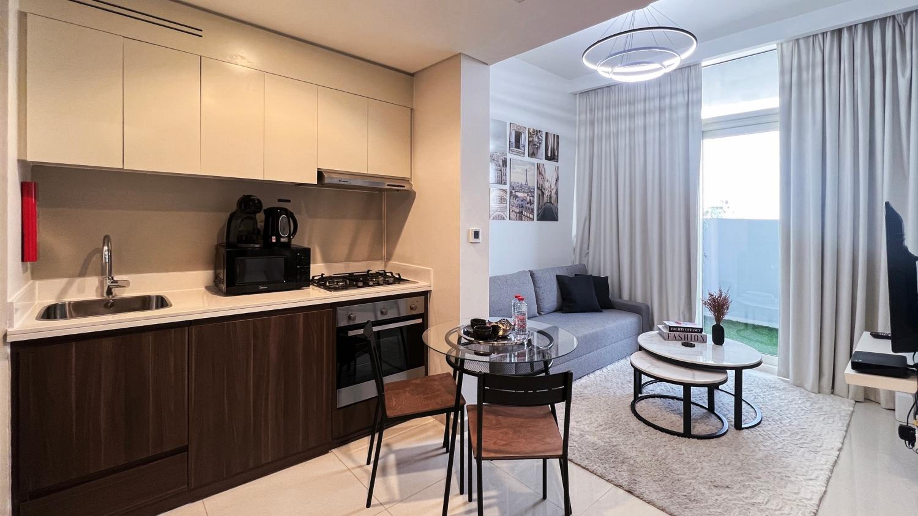 KeyRock Living - 1BR Luxury with Lake View at Reva