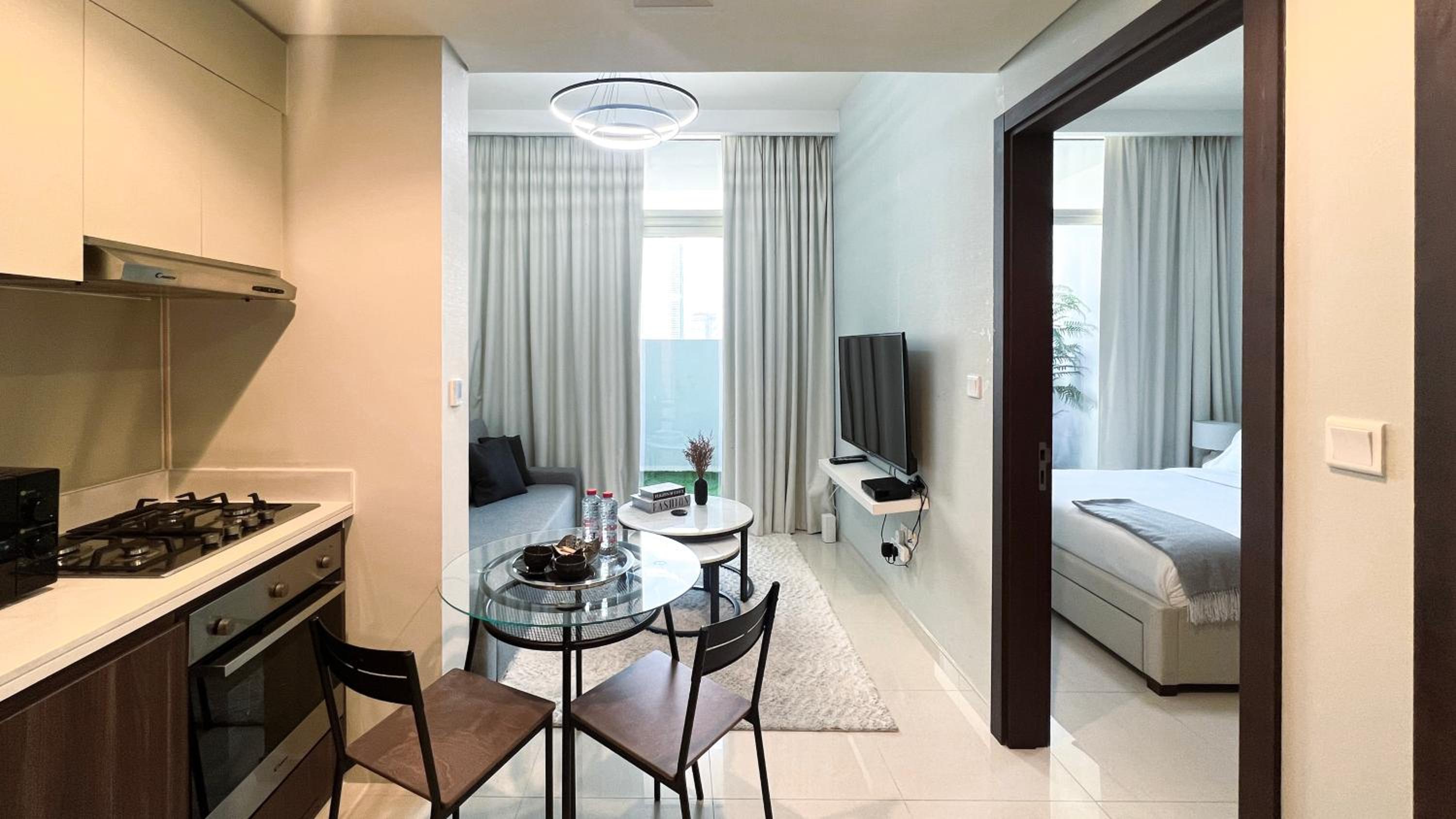 KeyRock Living - 1BR Luxury with Lake View at Reva