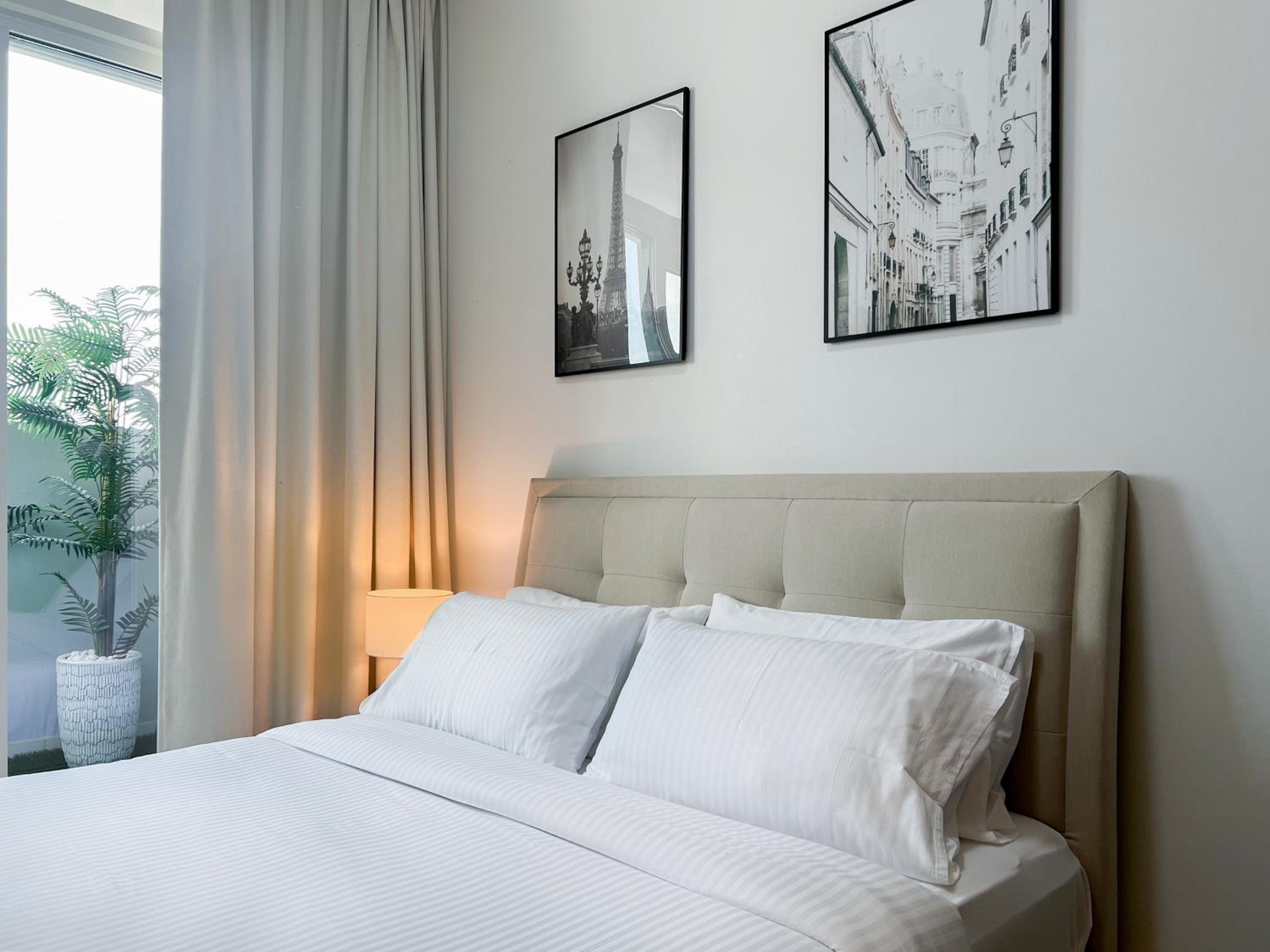KeyRock Living - 1BR Luxury with Lake View at Reva