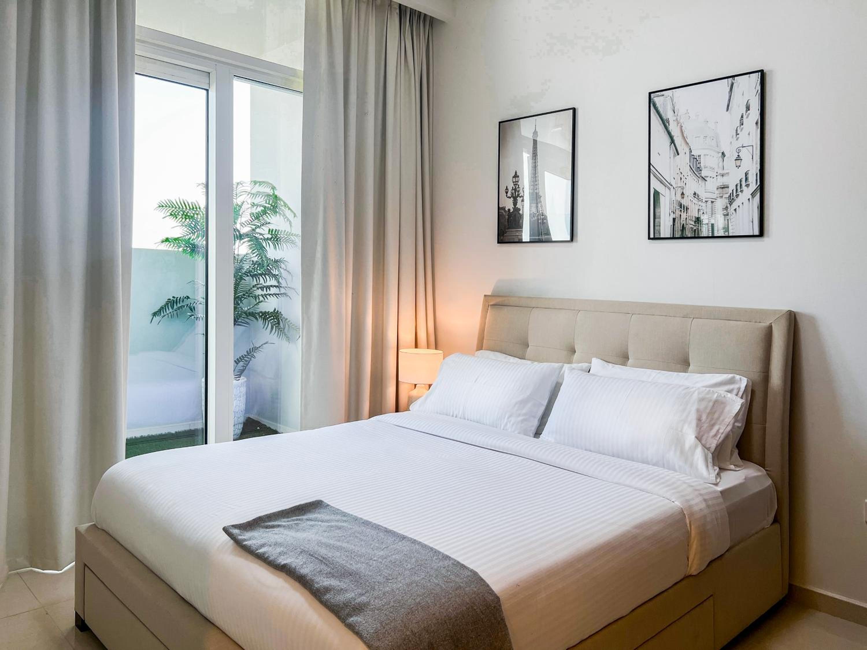 KeyRock Living - 1BR Luxury with Lake View at Reva