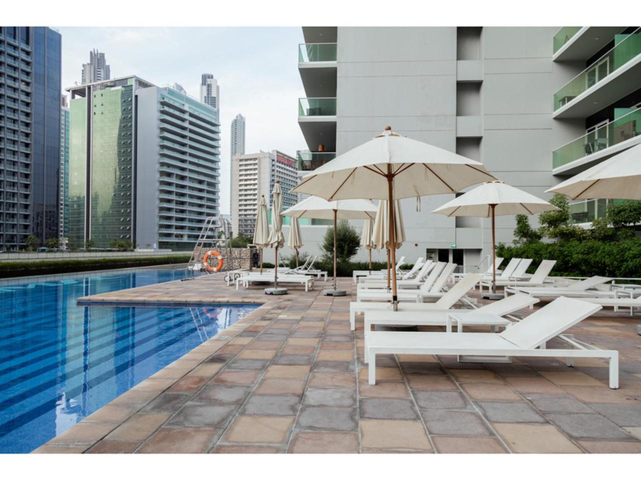 Luxury 1-Bedroom Apartment with Pool, Gym & Balcony in Business Bay