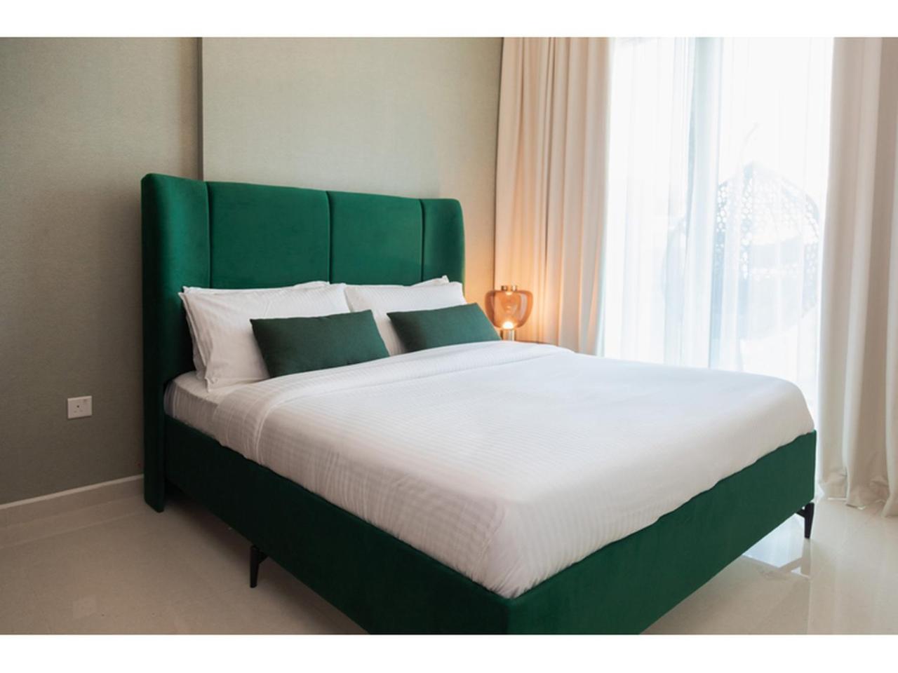 Luxury 1-Bedroom Apartment with Pool, Gym & Balcony in Business Bay