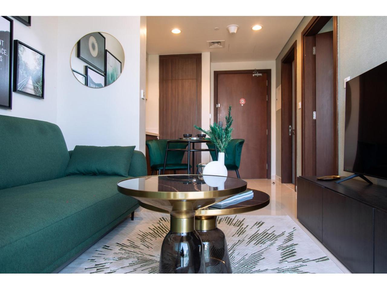 Luxury 1-Bedroom Apartment with Pool, Gym & Balcony in Business Bay