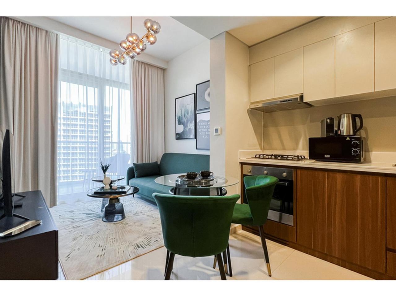 Luxury 1-Bedroom Apartment with Pool, Gym & Balcony in Business Bay