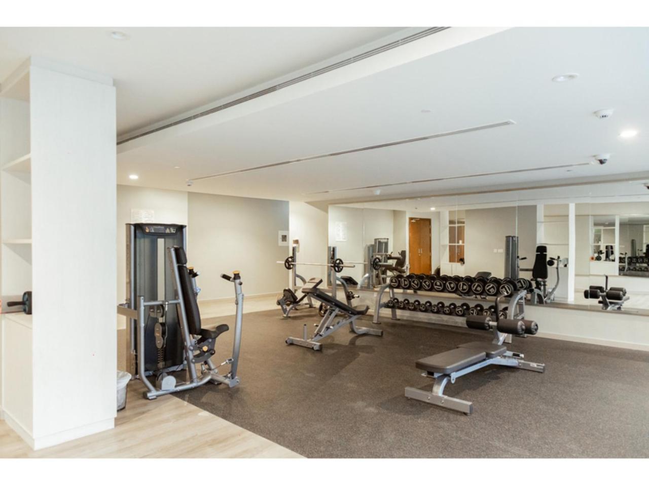 Luxury 1-Bedroom Apartment with Pool, Gym & Balcony in Business Bay