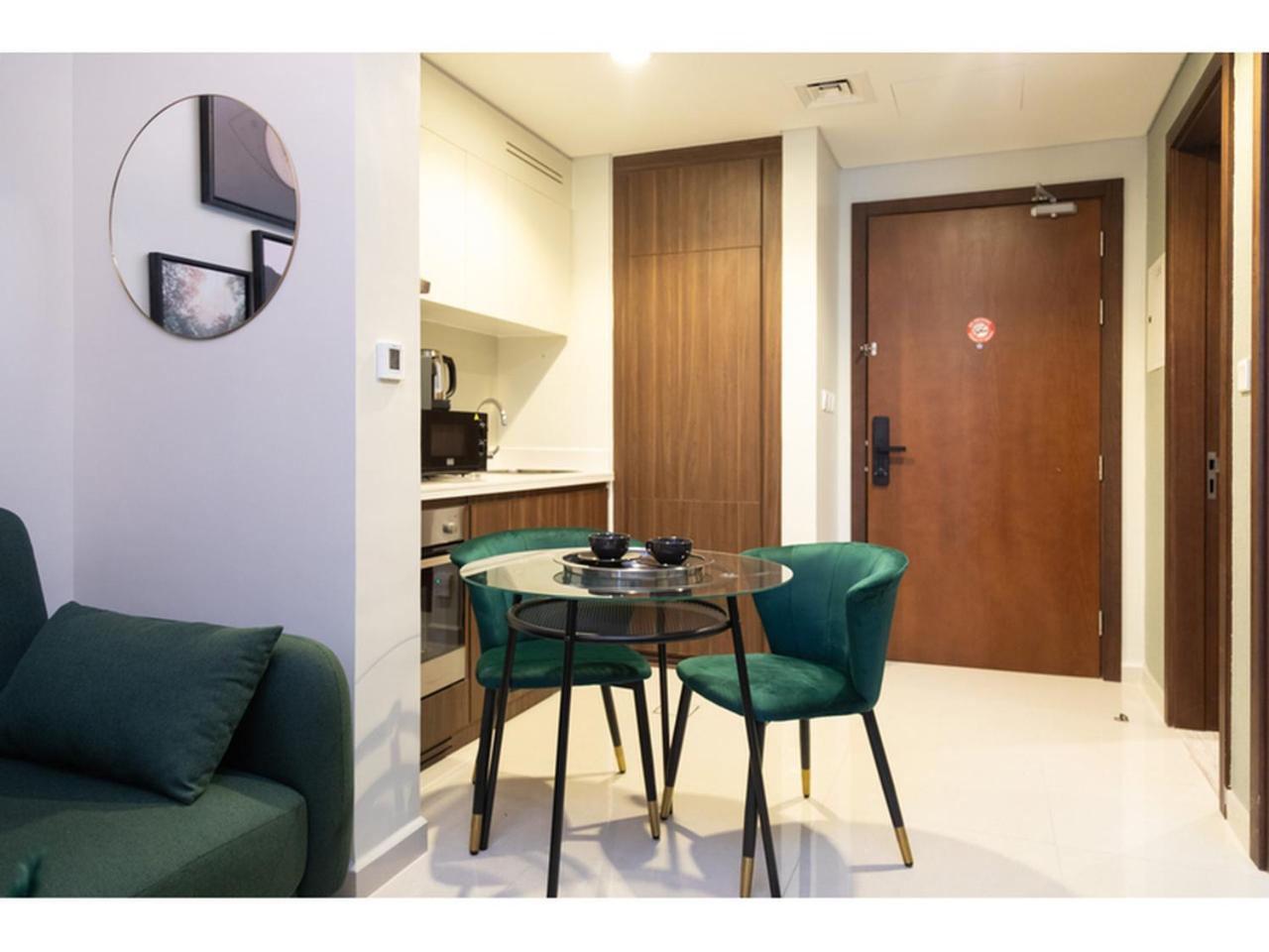 Luxury 1-Bedroom Apartment with Pool, Gym & Balcony in Business Bay