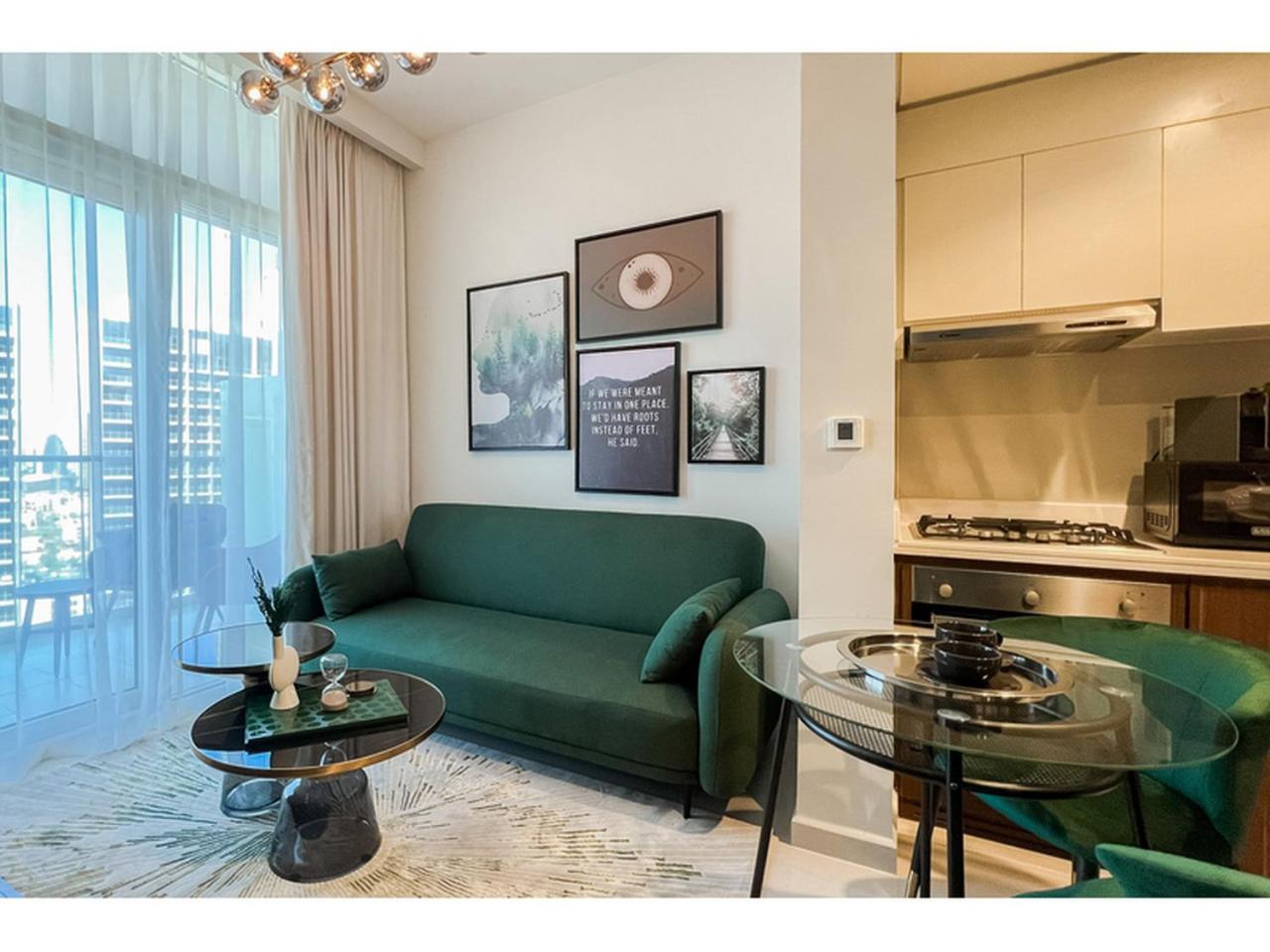 Luxury 1-Bedroom Apartment with Pool, Gym & Balcony in Business Bay