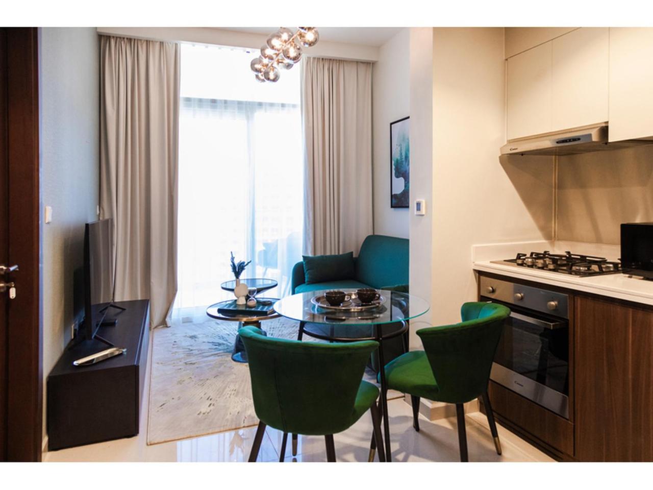 Luxury 1-Bedroom Apartment with Pool, Gym & Balcony in Business Bay