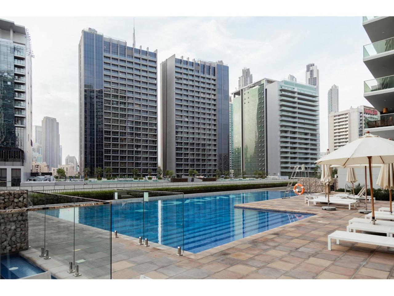 Luxury 1-Bedroom Apartment with Pool, Gym & Balcony in Business Bay