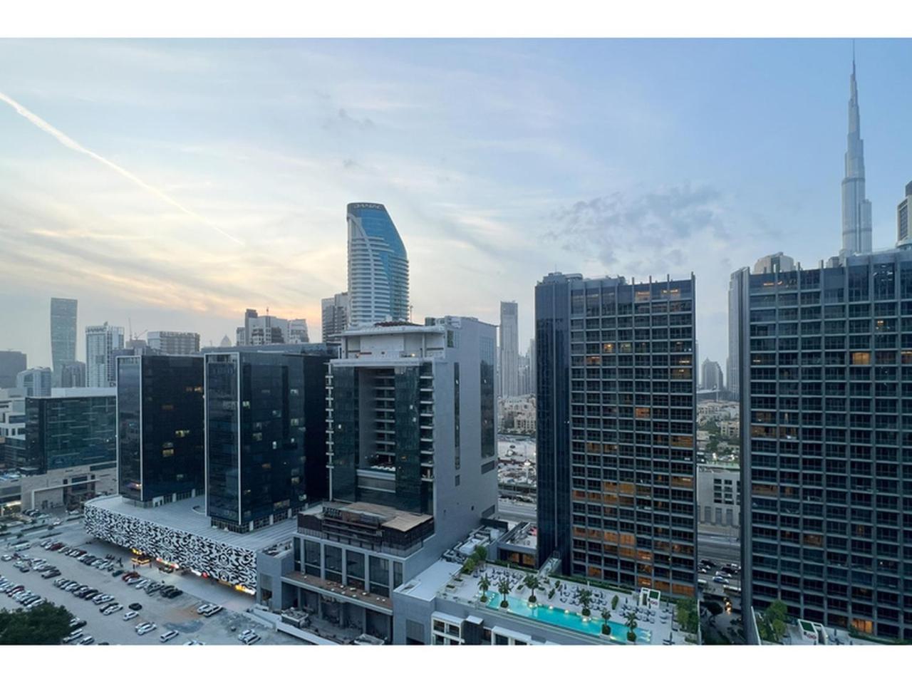 Luxury 1-Bedroom Apartment with Pool, Gym & Balcony in Business Bay