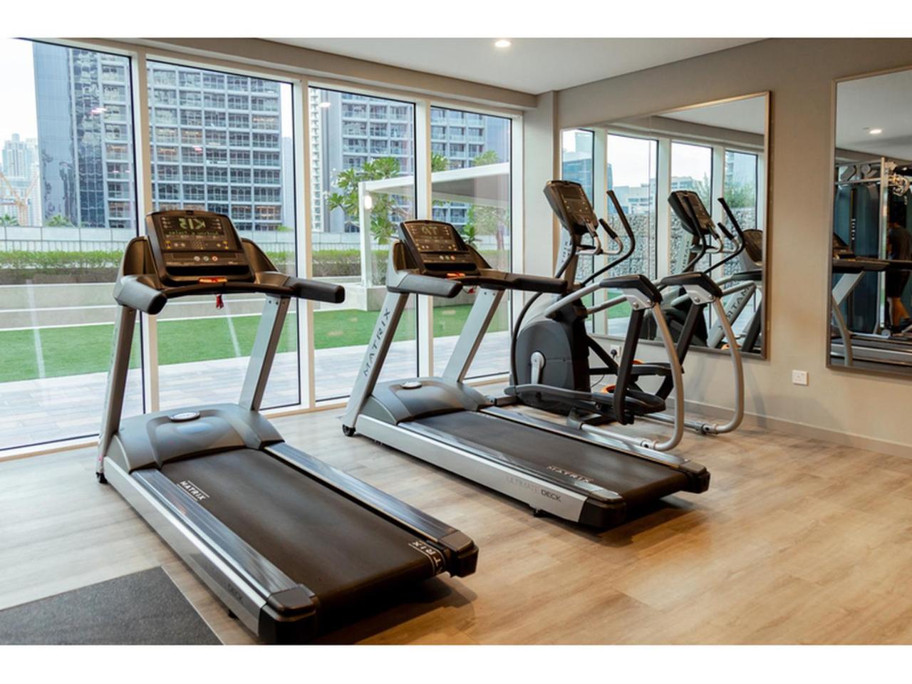 Luxury 1-Bedroom Apartment with Pool, Gym & Balcony in Business Bay
