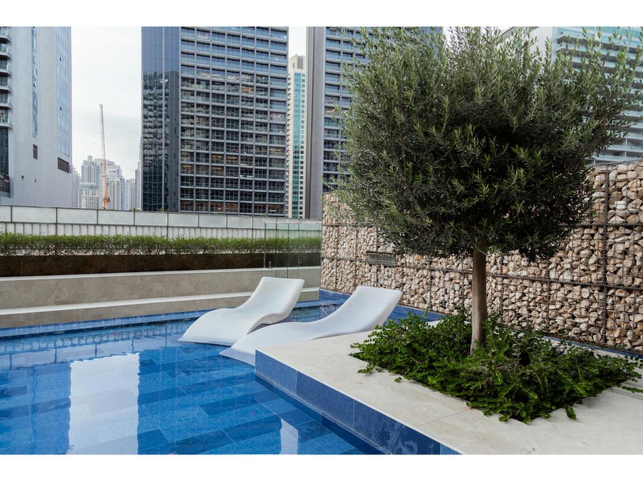 Luxury 1-Bedroom Apartment with Pool, Gym & Balcony in Business Bay