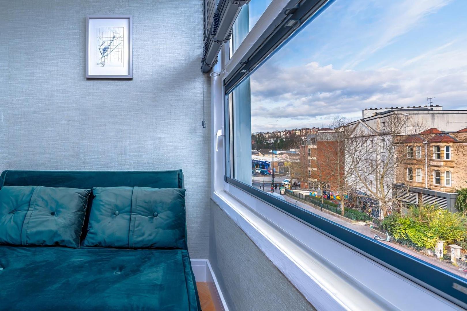 City View Flat, Quiet Bedroom, Work Ready Desk