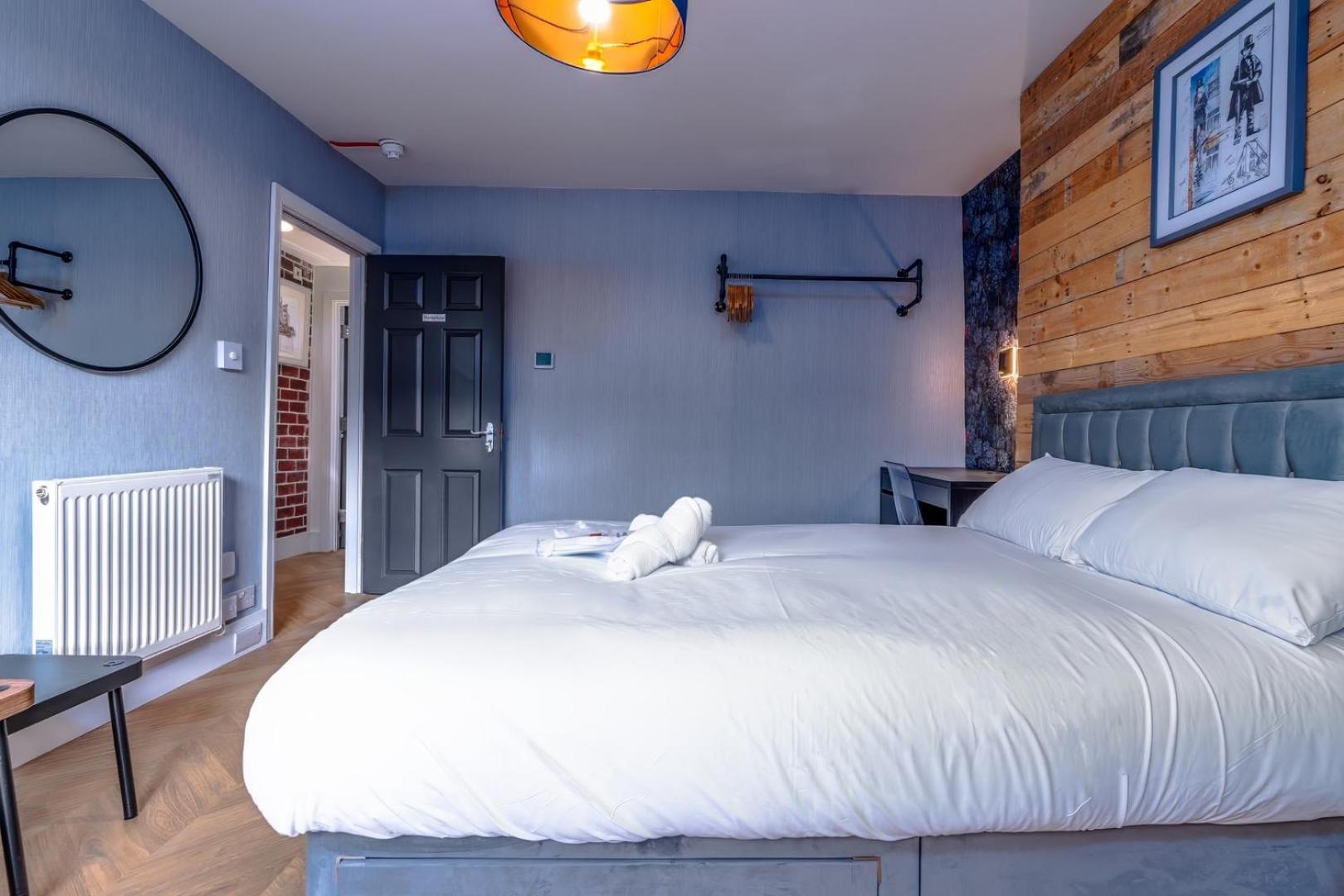 City View Flat, Quiet Bedroom, Work Ready Desk