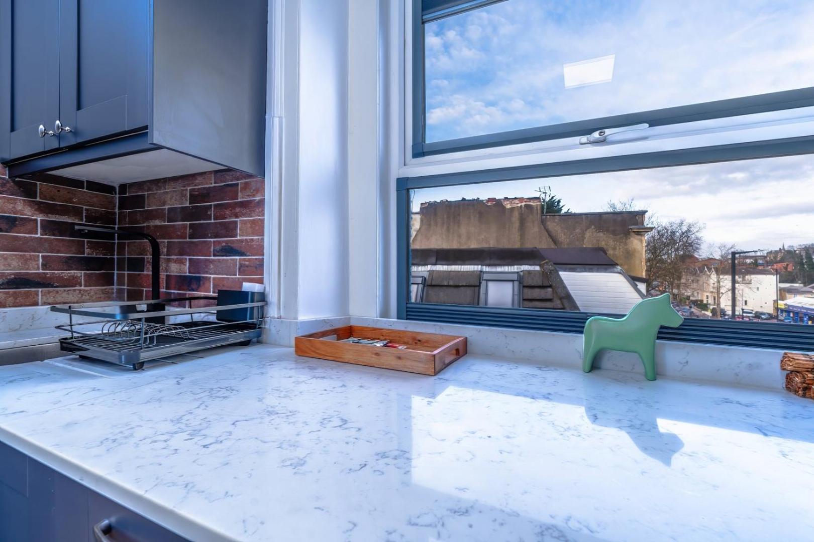City View Flat, Quiet Bedroom, Work Ready Desk