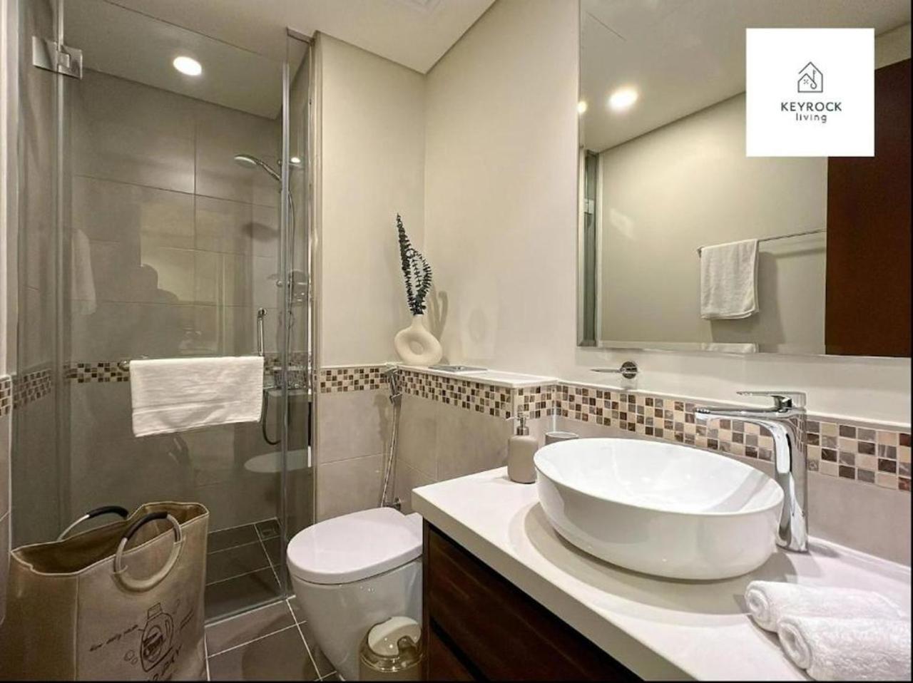KeyRock Living - 1BR Luxury with Lake View at Reva