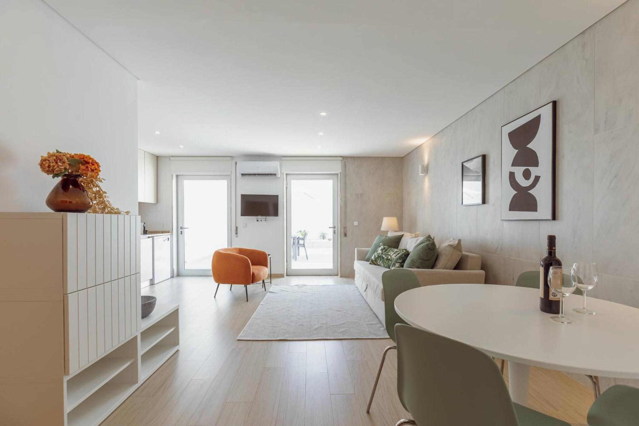 Stylish Apartment With Terrace by Hosty