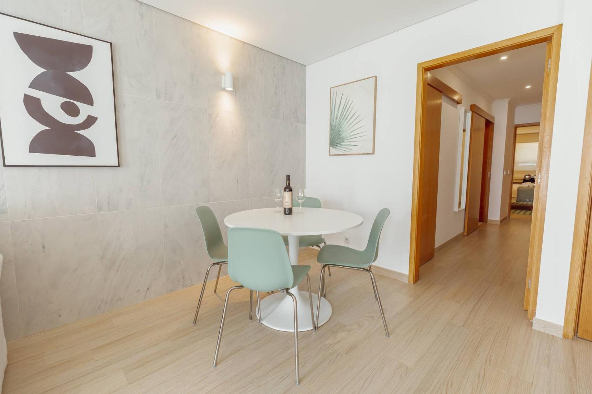 Stylish Apartment With Terrace by Hosty
