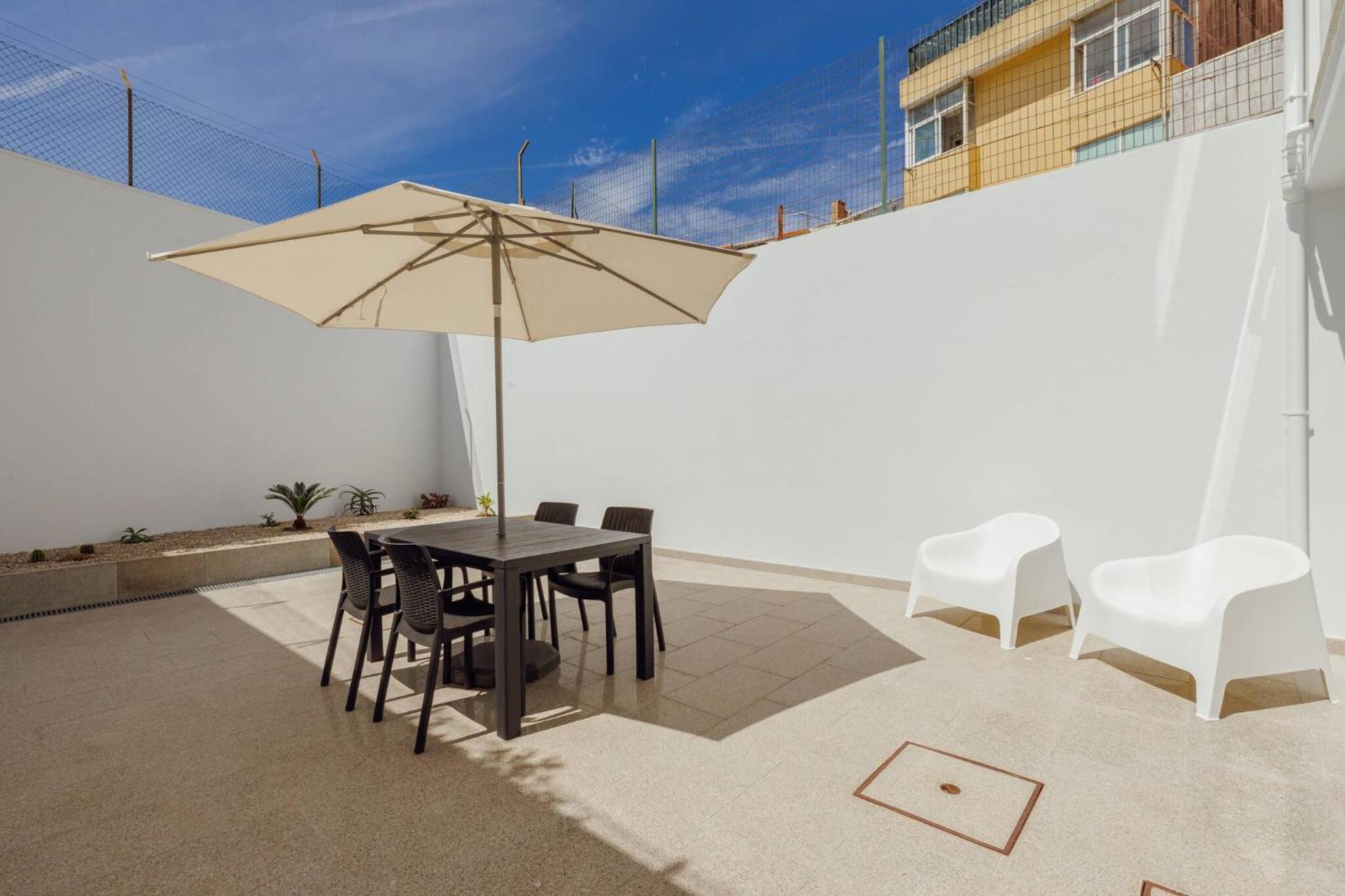 Stylish Apartment With Terrace by Hosty