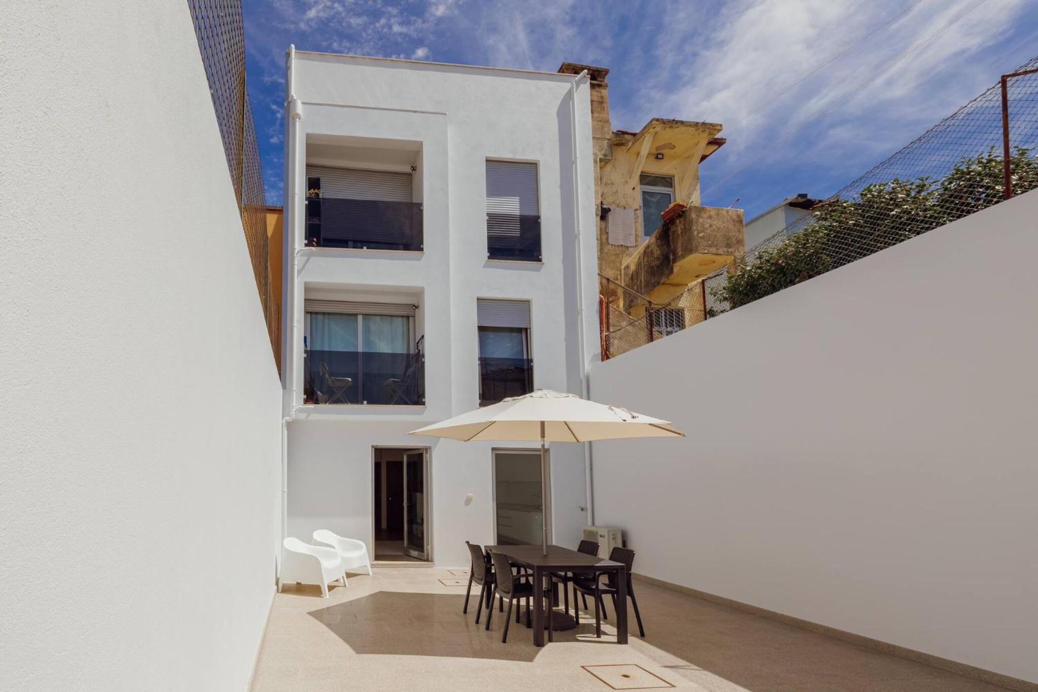 Stylish Apartment With Terrace by Hosty