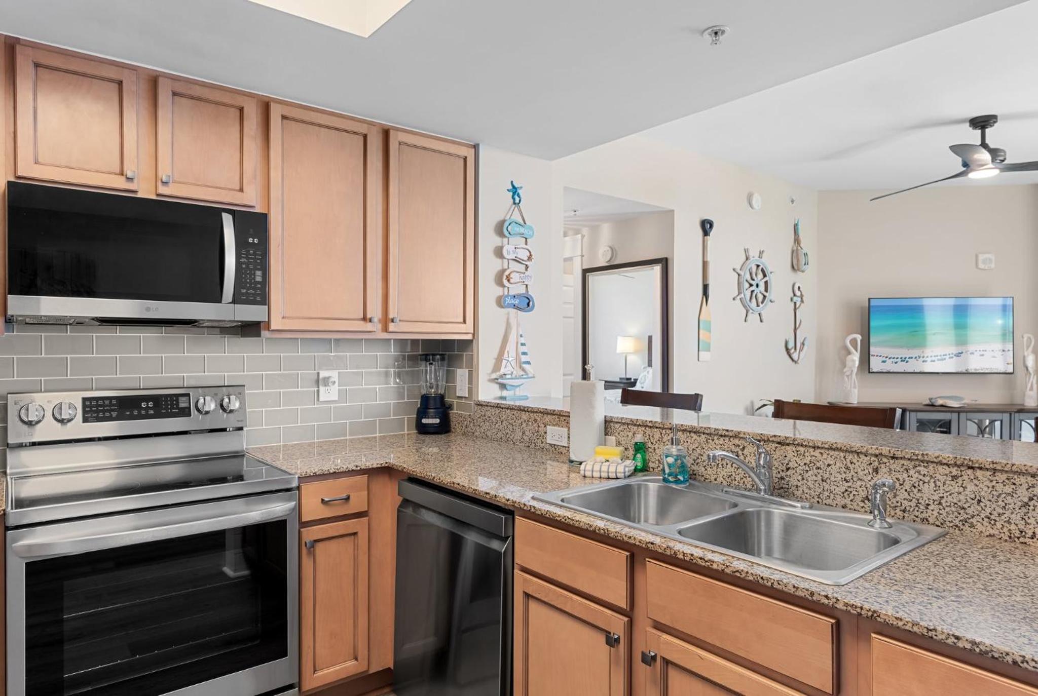 5 Star Resort 7th FL Sunrise Poolview Private Balconies Beach Gear Shuttle