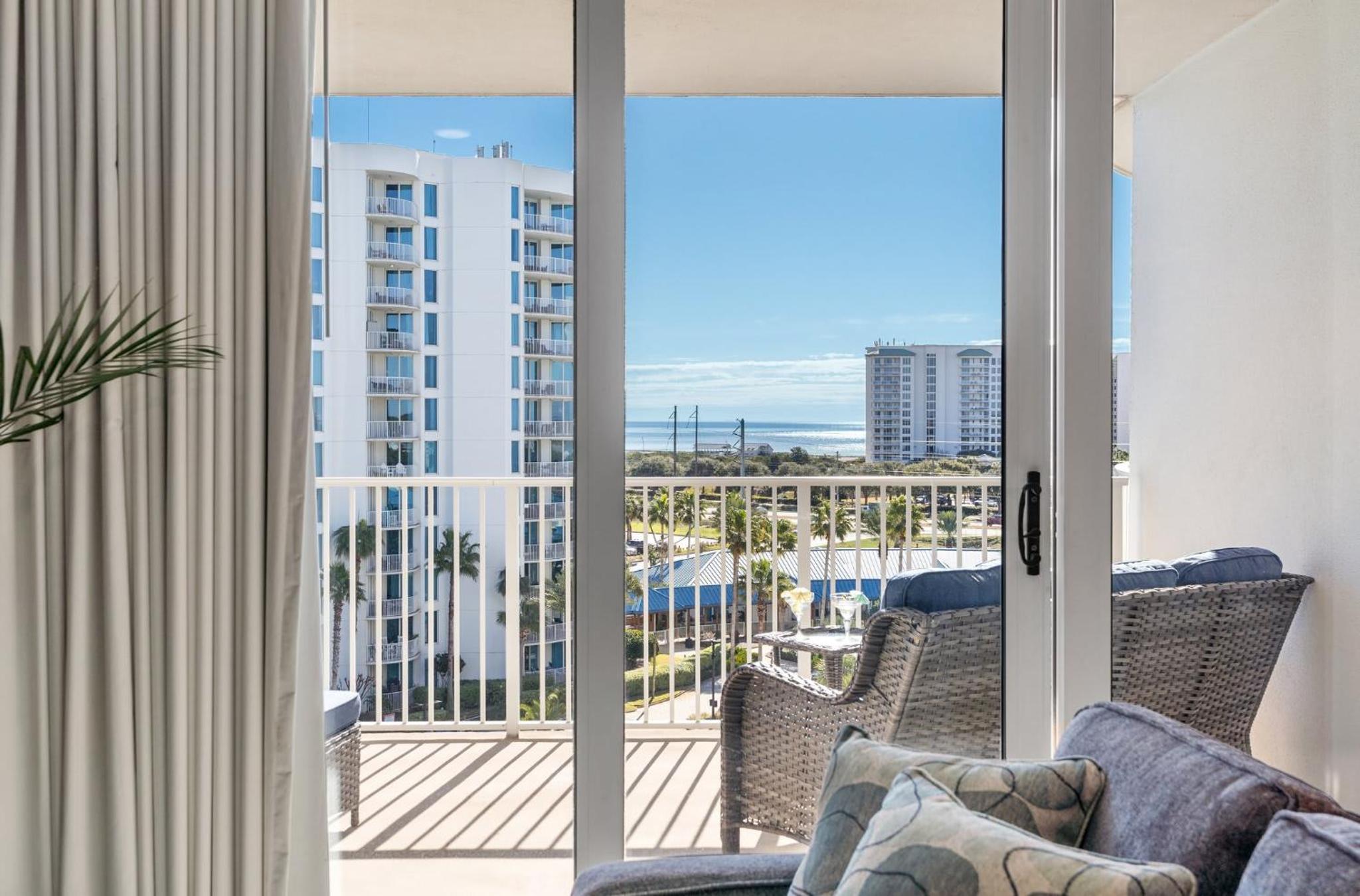 5 Star Resort 7th FL Sunrise Poolview Private Balconies Beach Gear Shuttle