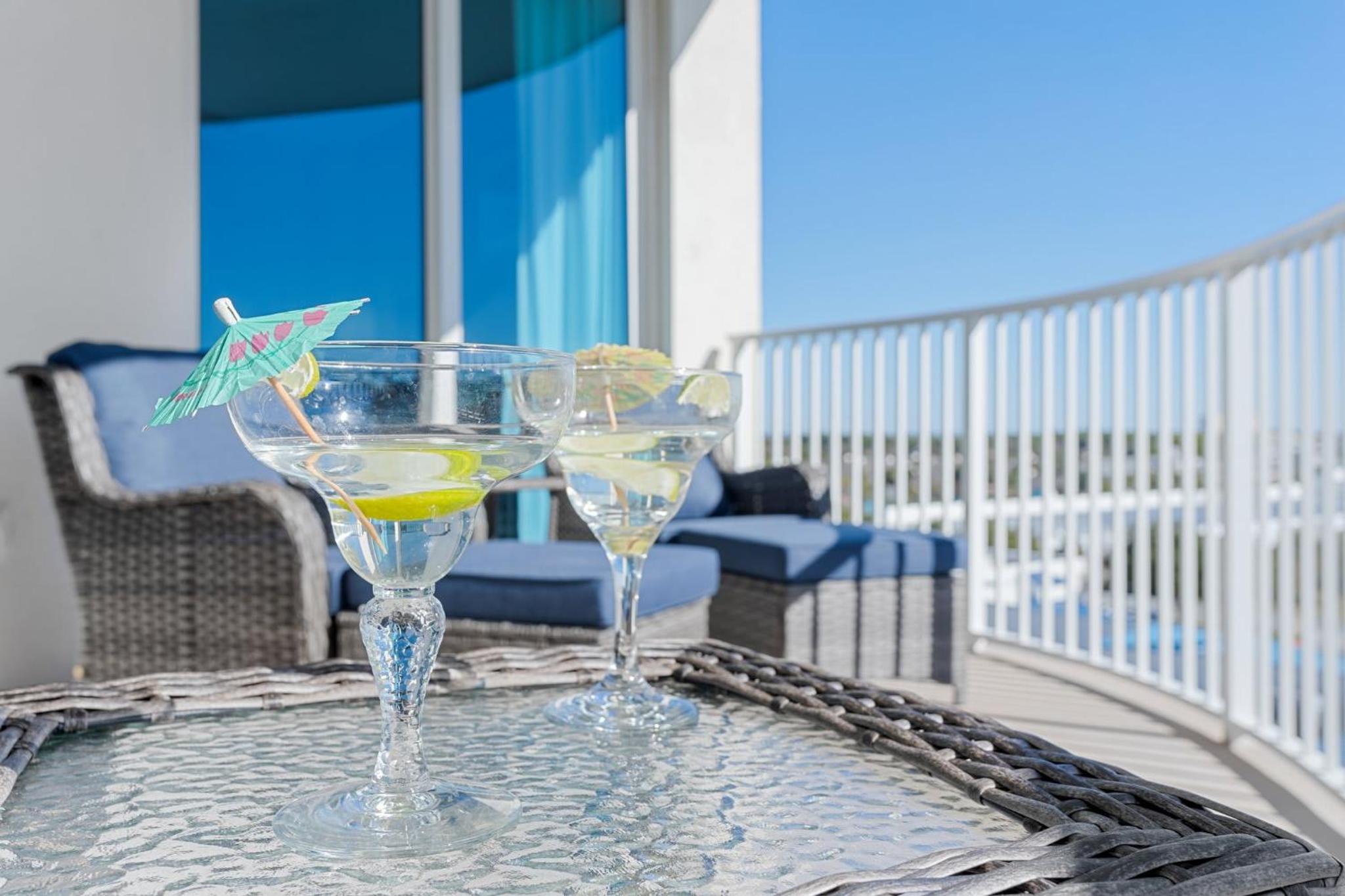 5 Star Resort 7th FL Sunrise Poolview Private Balconies Beach Gear Shuttle