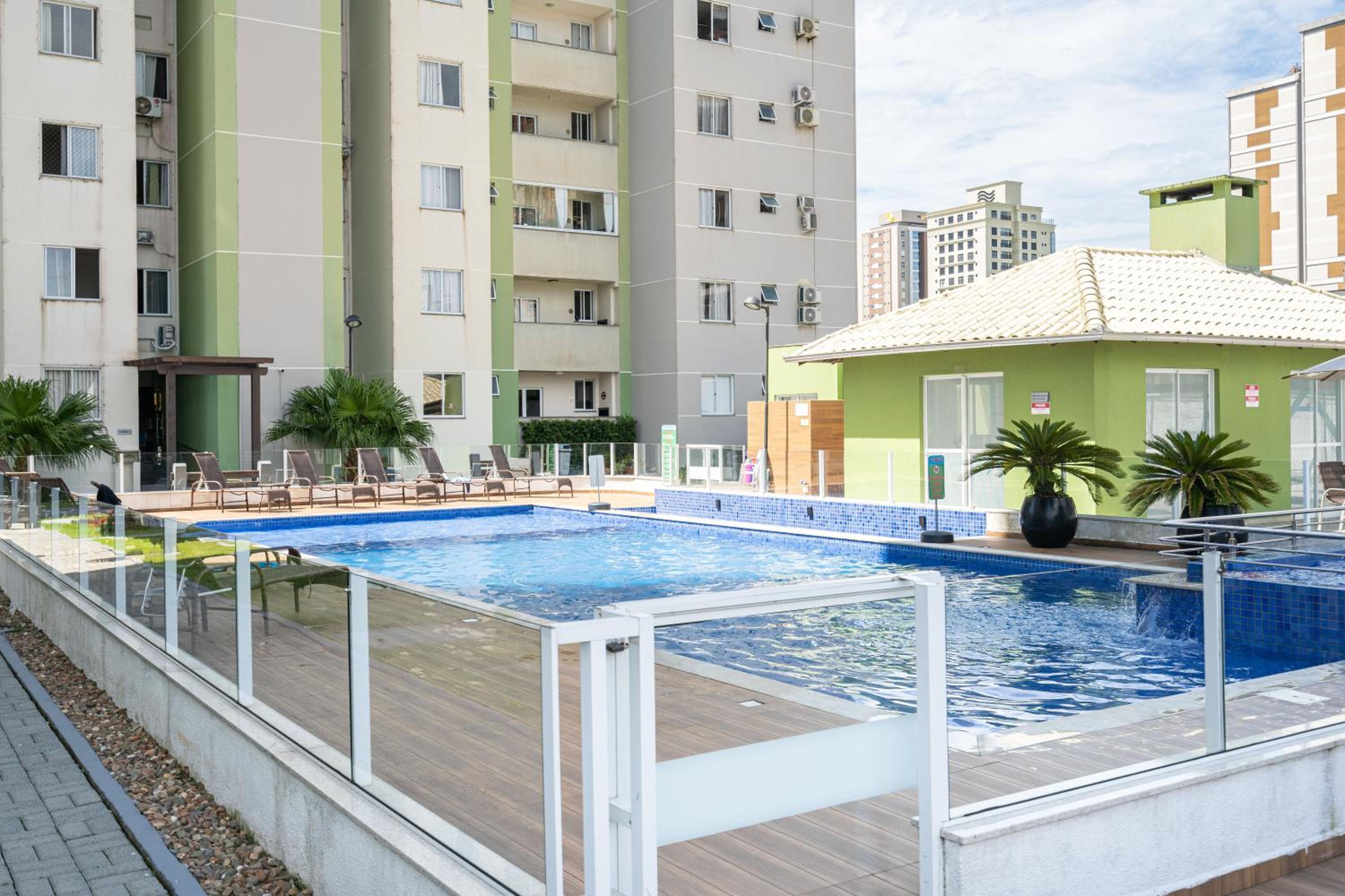 Apartamento a 400M PRAIA com PISCINA sacada com CHURRASQUEIRA privativa Wi-Fi Portaria 24h PLAYGROUND INFANTIL Quadra de esportes e vaga privativa de GARAG