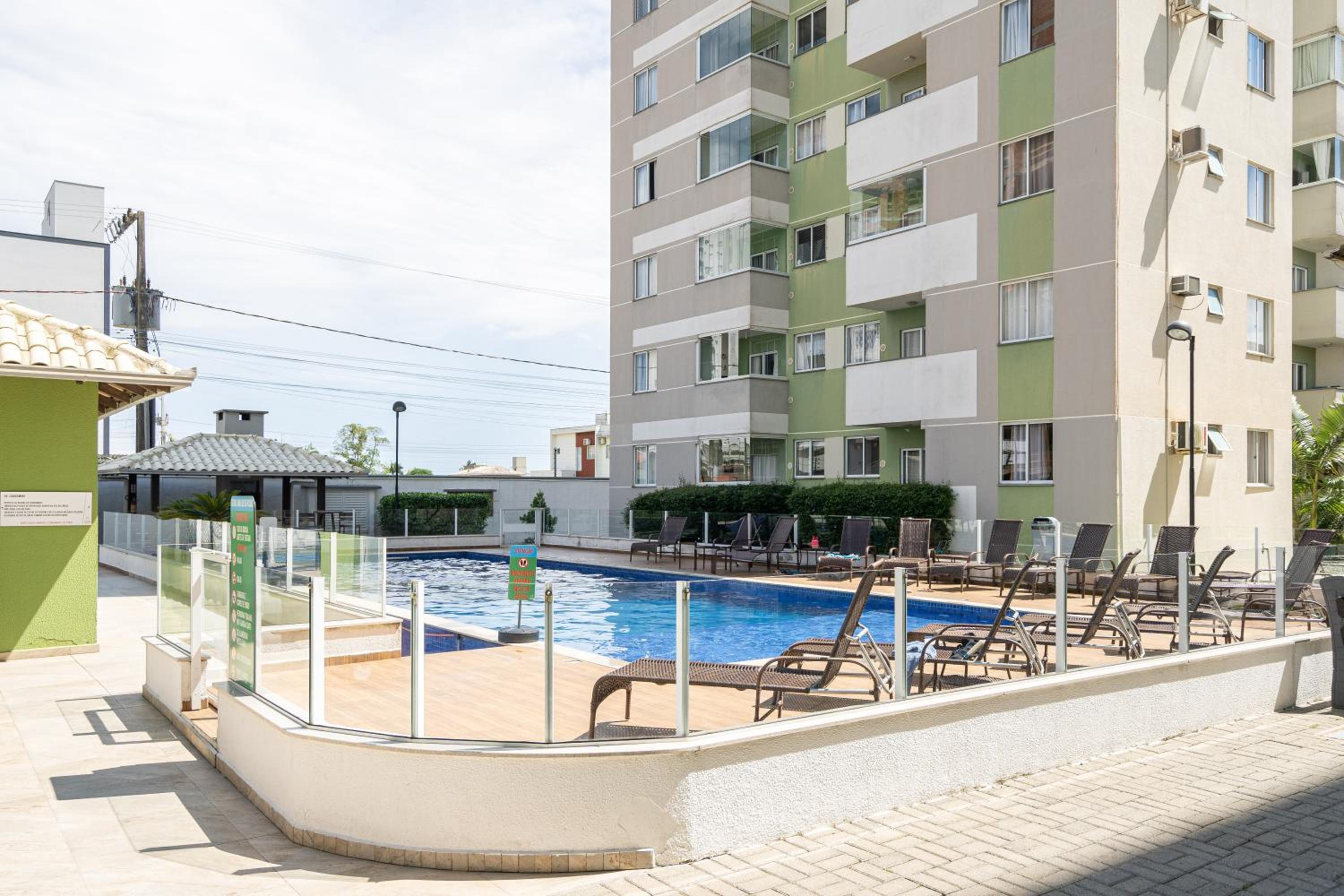 Apartamento a 400M PRAIA com PISCINA sacada com CHURRASQUEIRA privativa Wi-Fi Portaria 24h PLAYGROUND INFANTIL Quadra de esportes e vaga privativa de GARAG