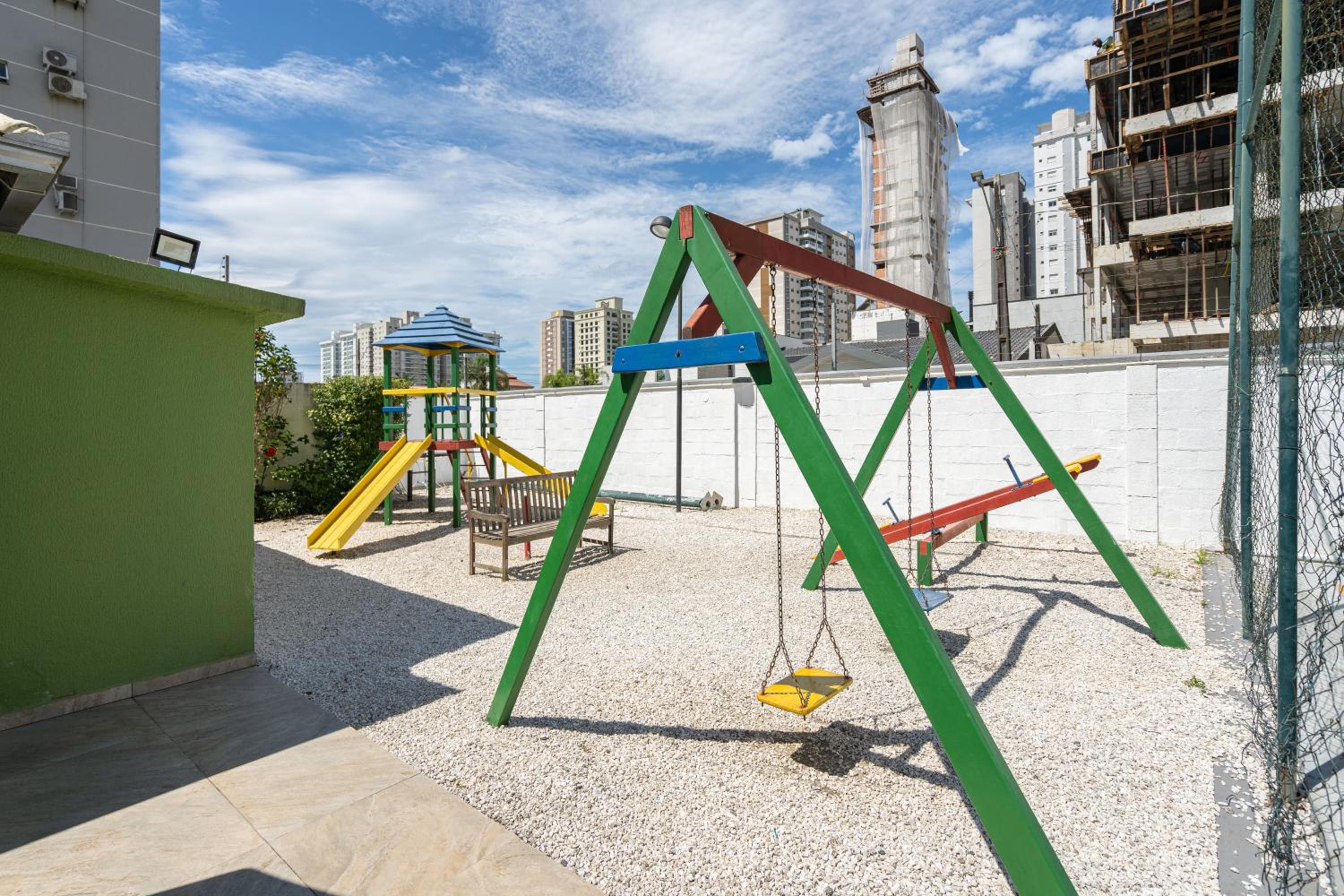 Apartamento a 400M PRAIA com PISCINA sacada com CHURRASQUEIRA privativa Wi-Fi Portaria 24h PLAYGROUND INFANTIL Quadra de esportes e vaga privativa de GARAG