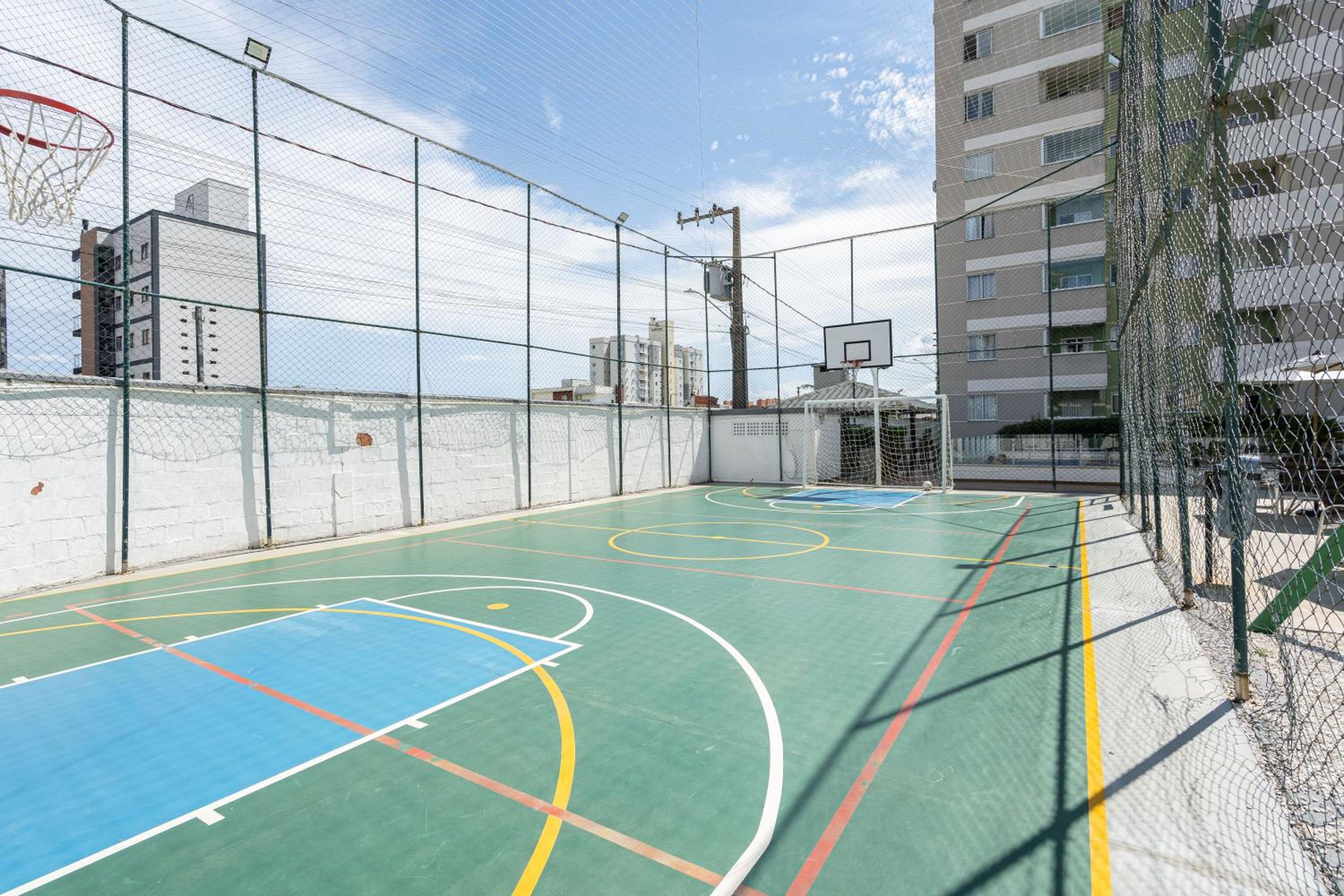 Apartamento a 400M PRAIA com PISCINA sacada com CHURRASQUEIRA privativa Wi-Fi Portaria 24h PLAYGROUND INFANTIL Quadra de esportes e vaga privativa de GARAG