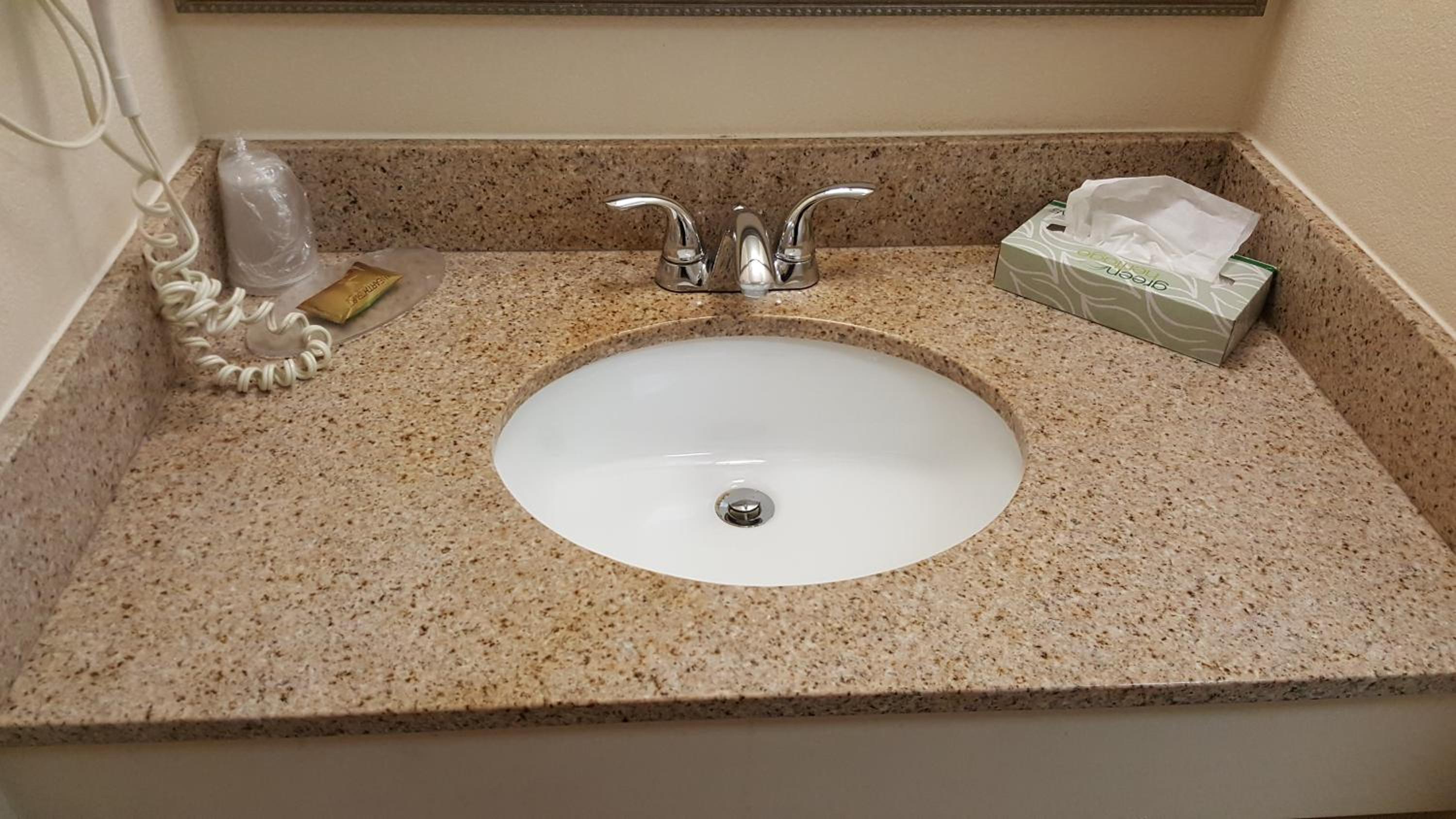 Airport Waterfront Inn - Property Image 35