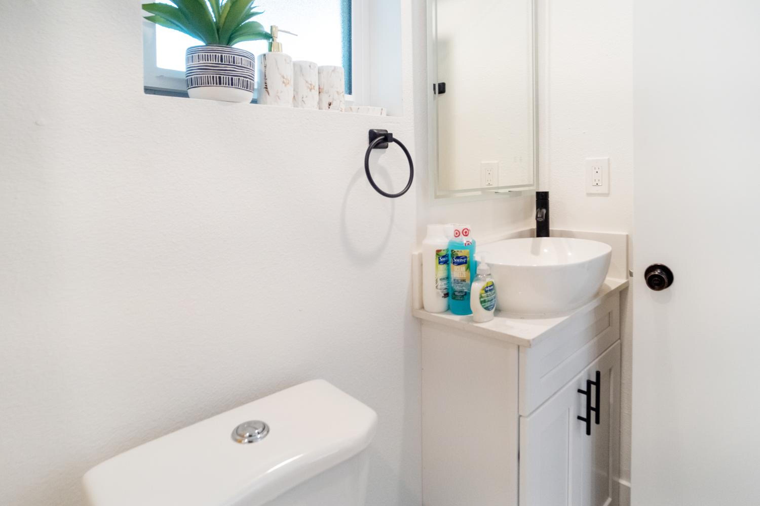 Cozy Urban Retreat near Downtown LA & USC - Private room with shared Living room and kitchen