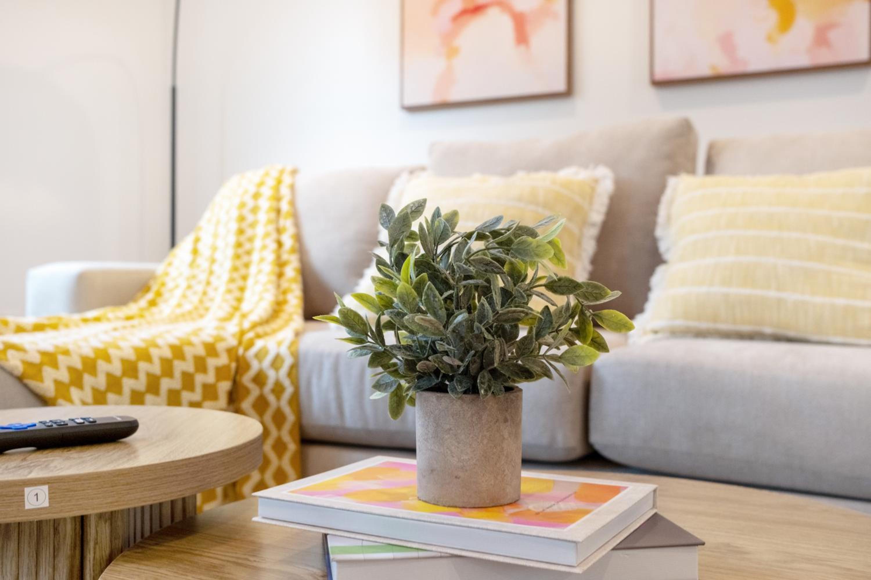 Cozy Urban Retreat near Downtown LA & USC - Private room with shared Living room and kitchen