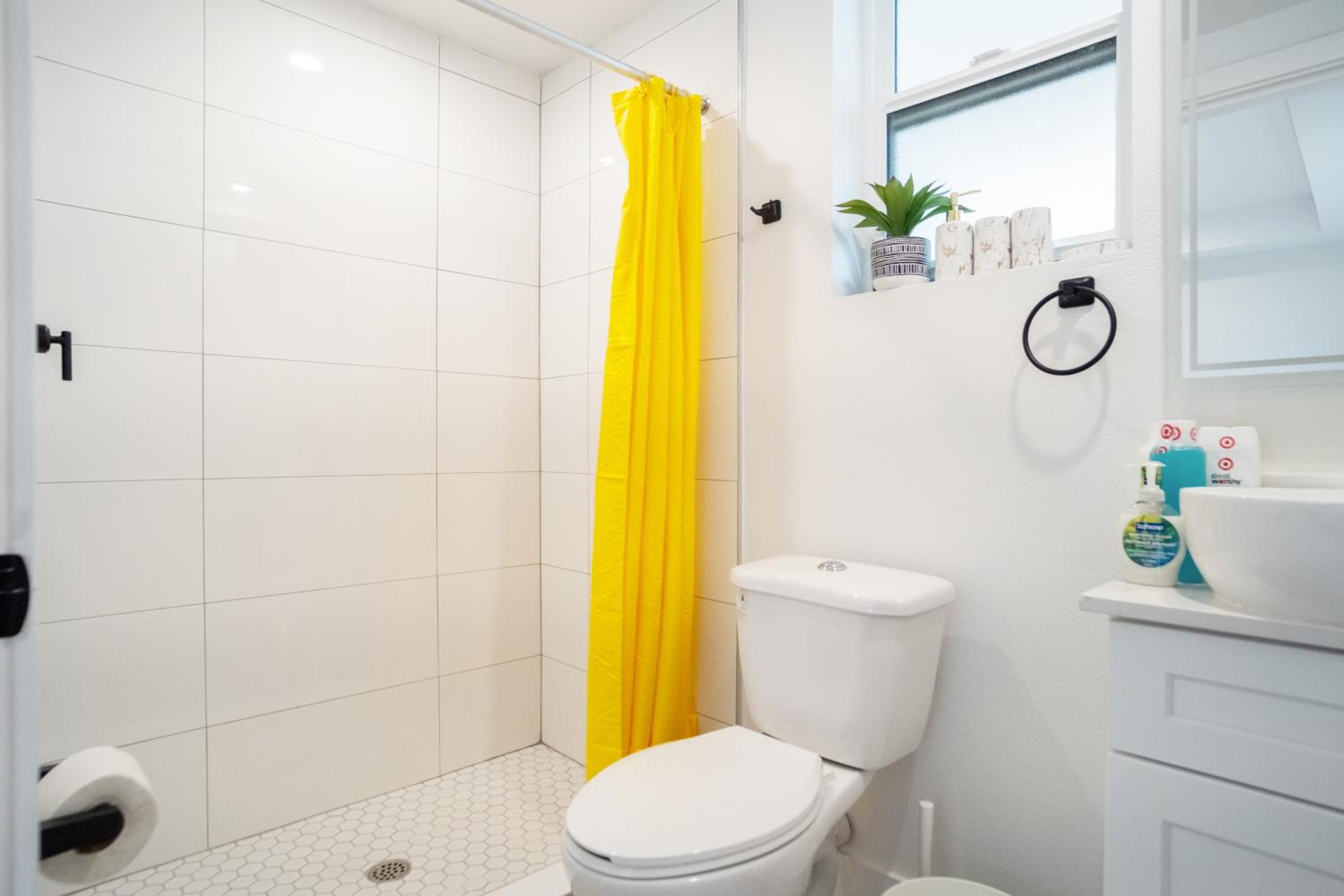 Cozy Urban Retreat near Downtown LA & USC - Private room with shared Living room and kitchen