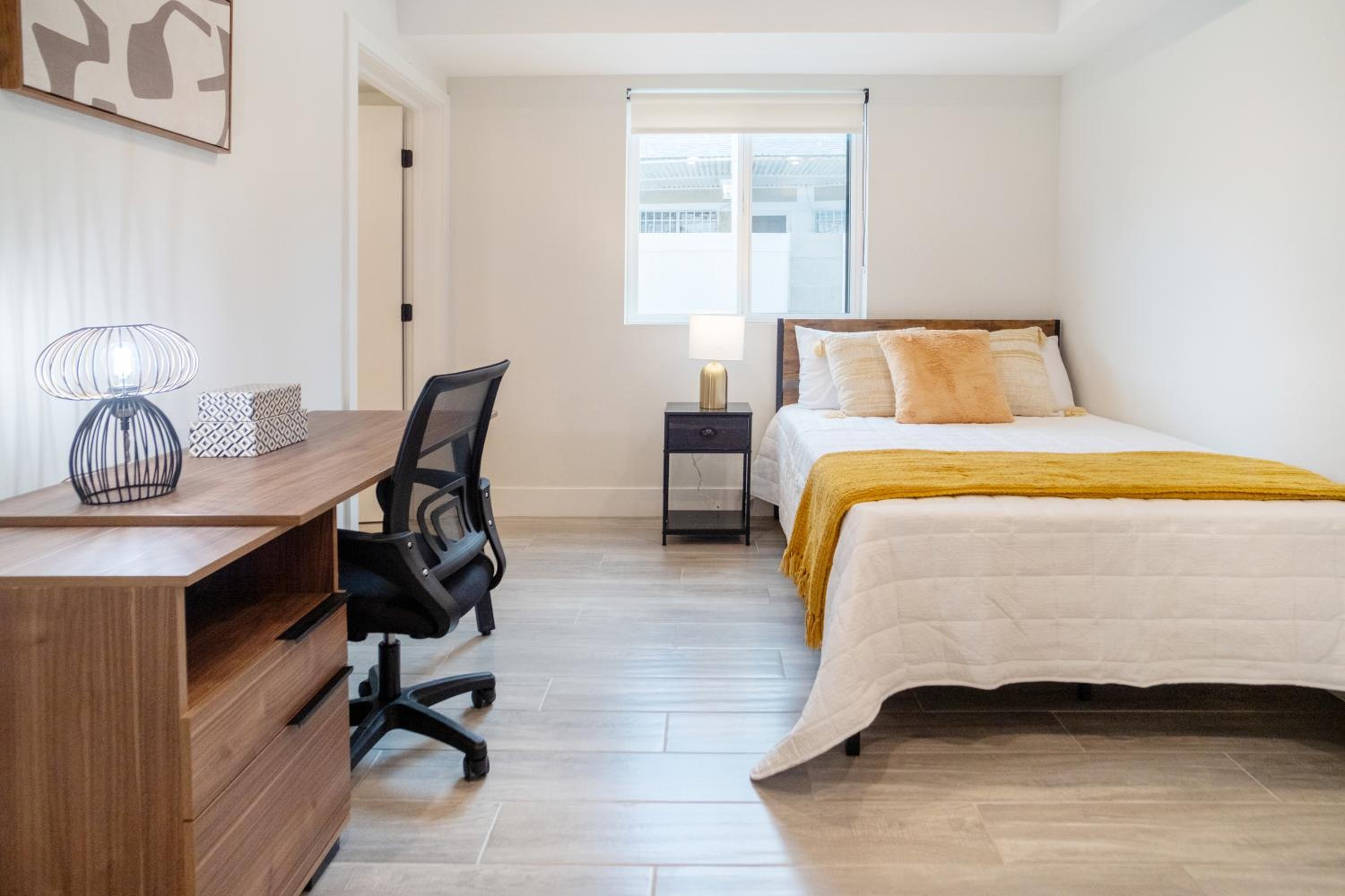 Cozy Urban Retreat near Downtown LA & USC - Private room with shared Living room and kitchen