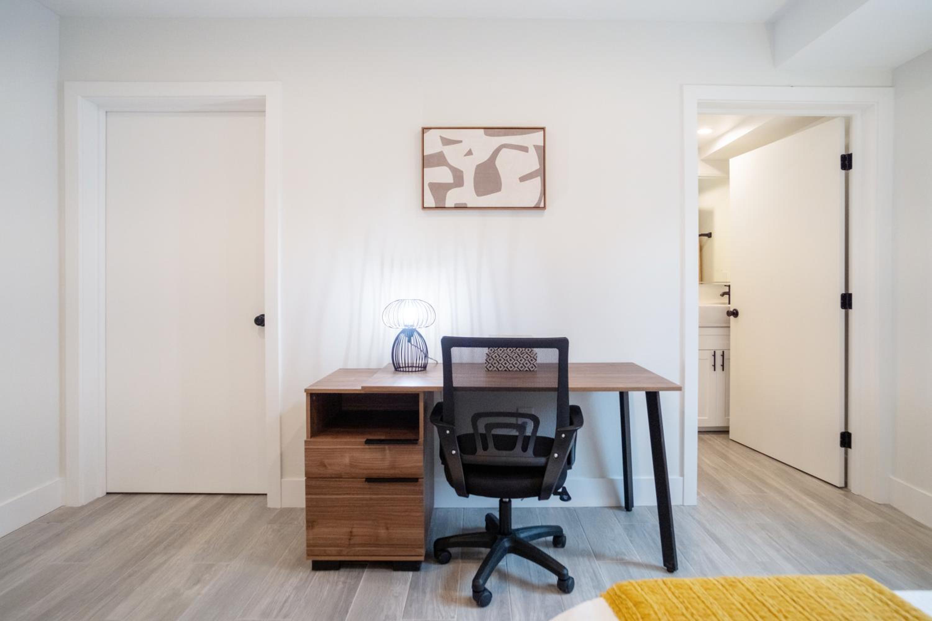 Cozy Urban Retreat near Downtown LA & USC - Private room with shared Living room and kitchen