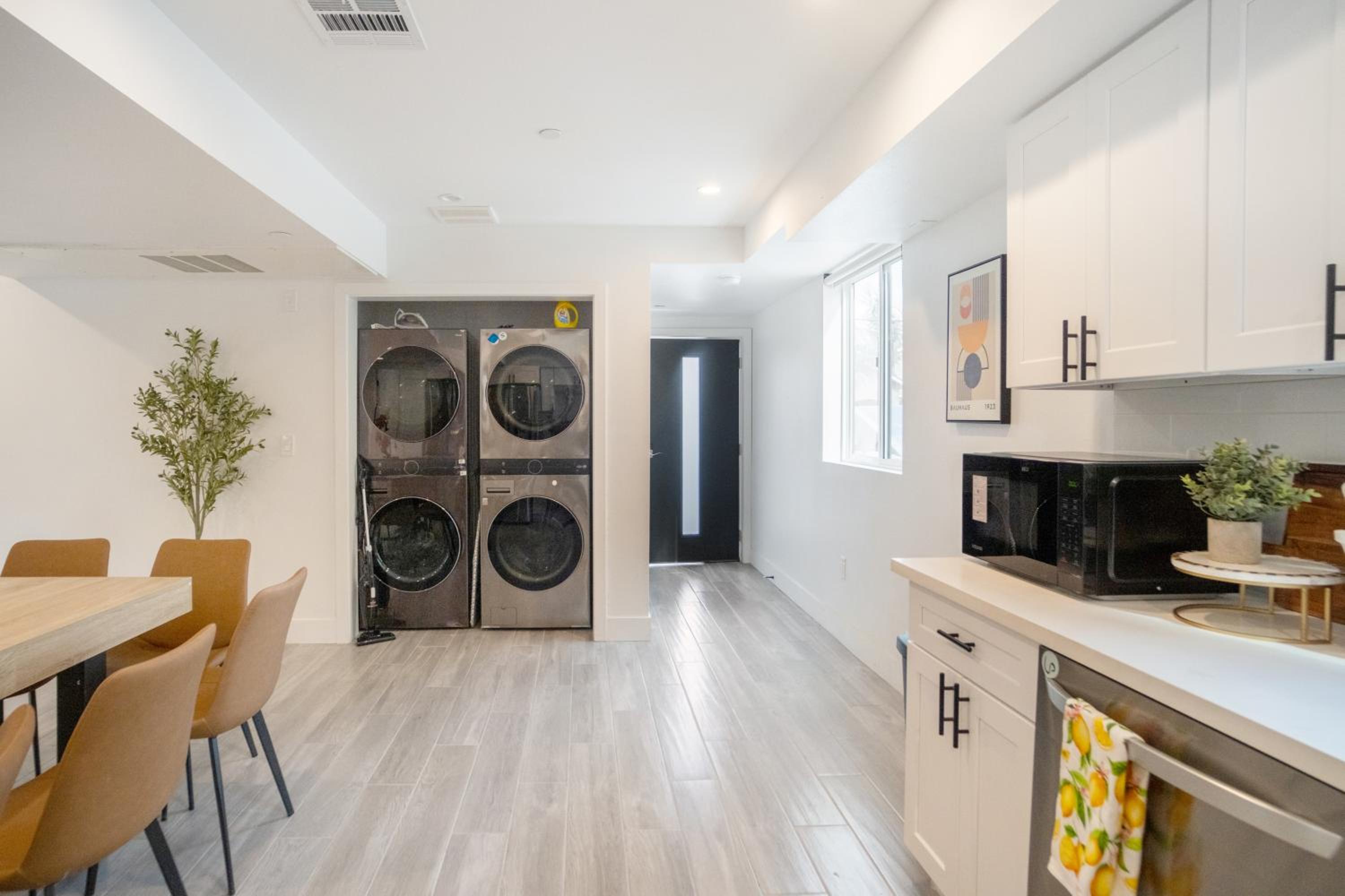 Cozy Urban Retreat near Downtown LA & USC - Private room with shared Living room and kitchen