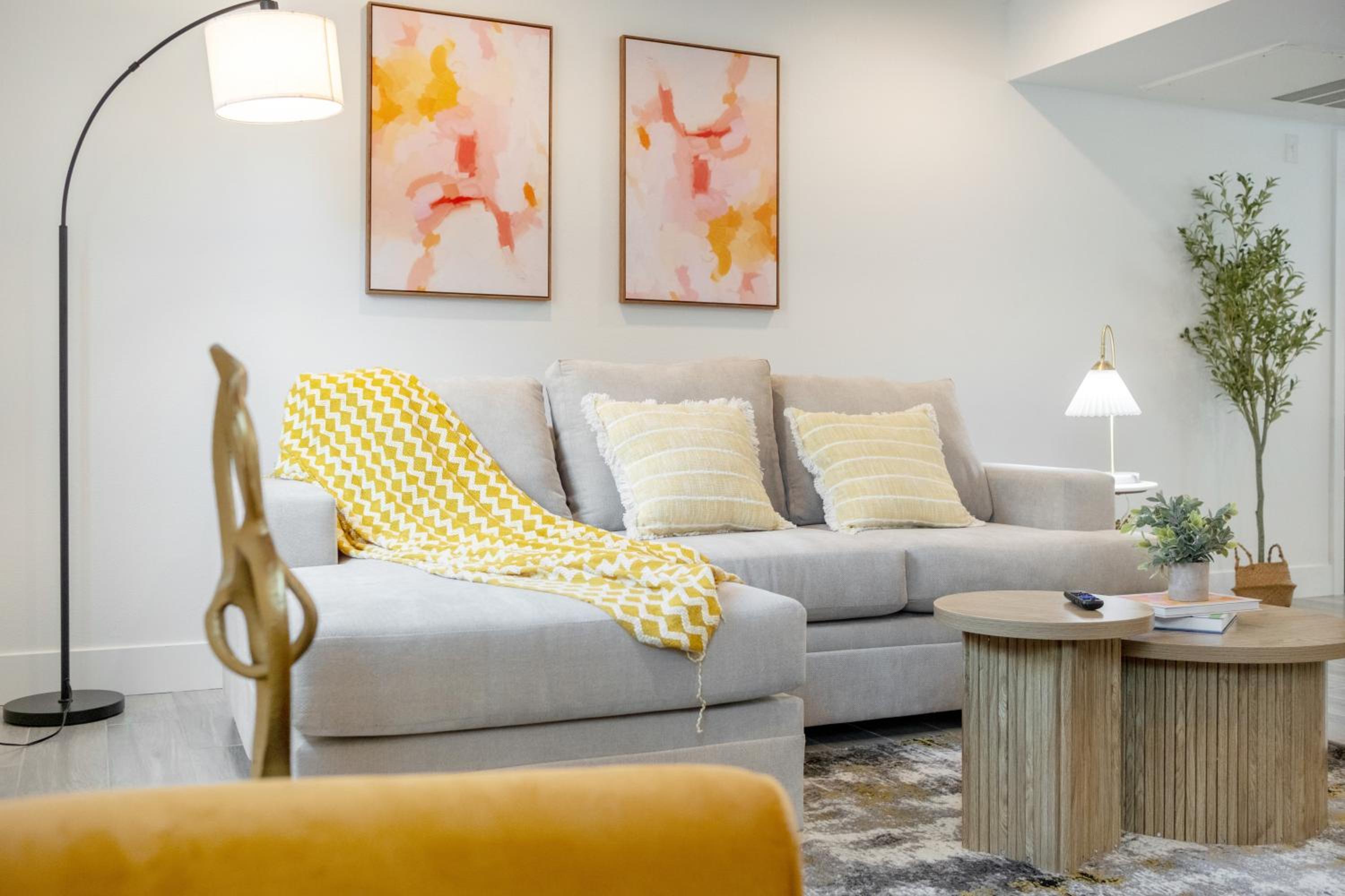 Cozy Urban Retreat near Downtown LA & USC - Private room with shared Living room and kitchen