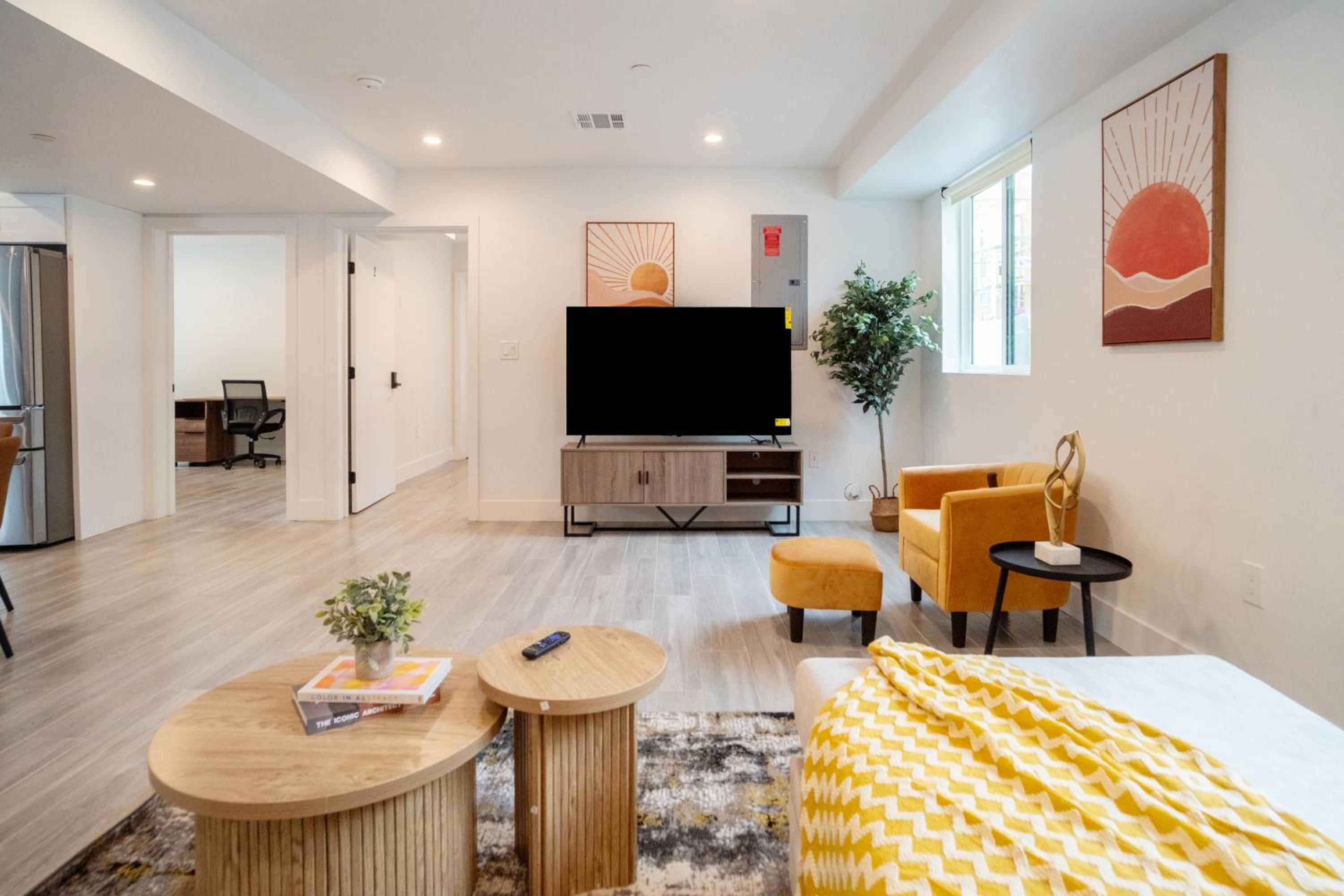 Cozy Urban Retreat near Downtown LA & USC - Private room with shared Living room and kitchen