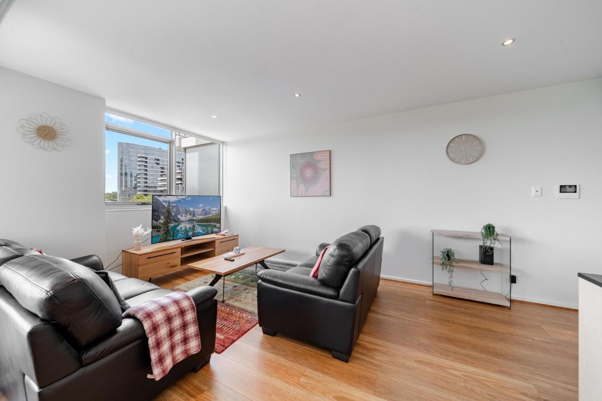 Stylish 1-Bed Flat with Pool BBQ & Sauna Access