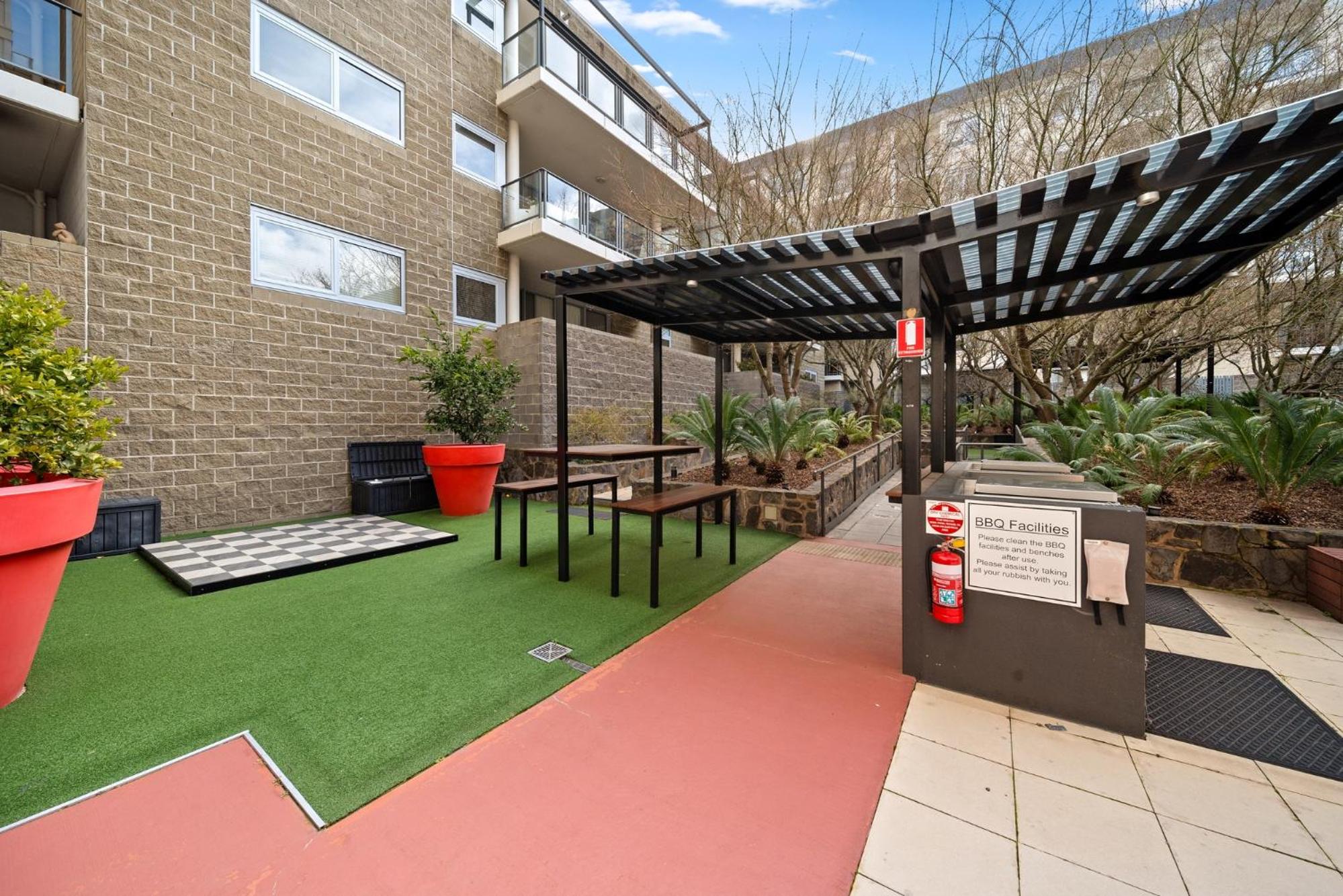 Stylish 1-Bed Flat with Pool BBQ & Sauna Access