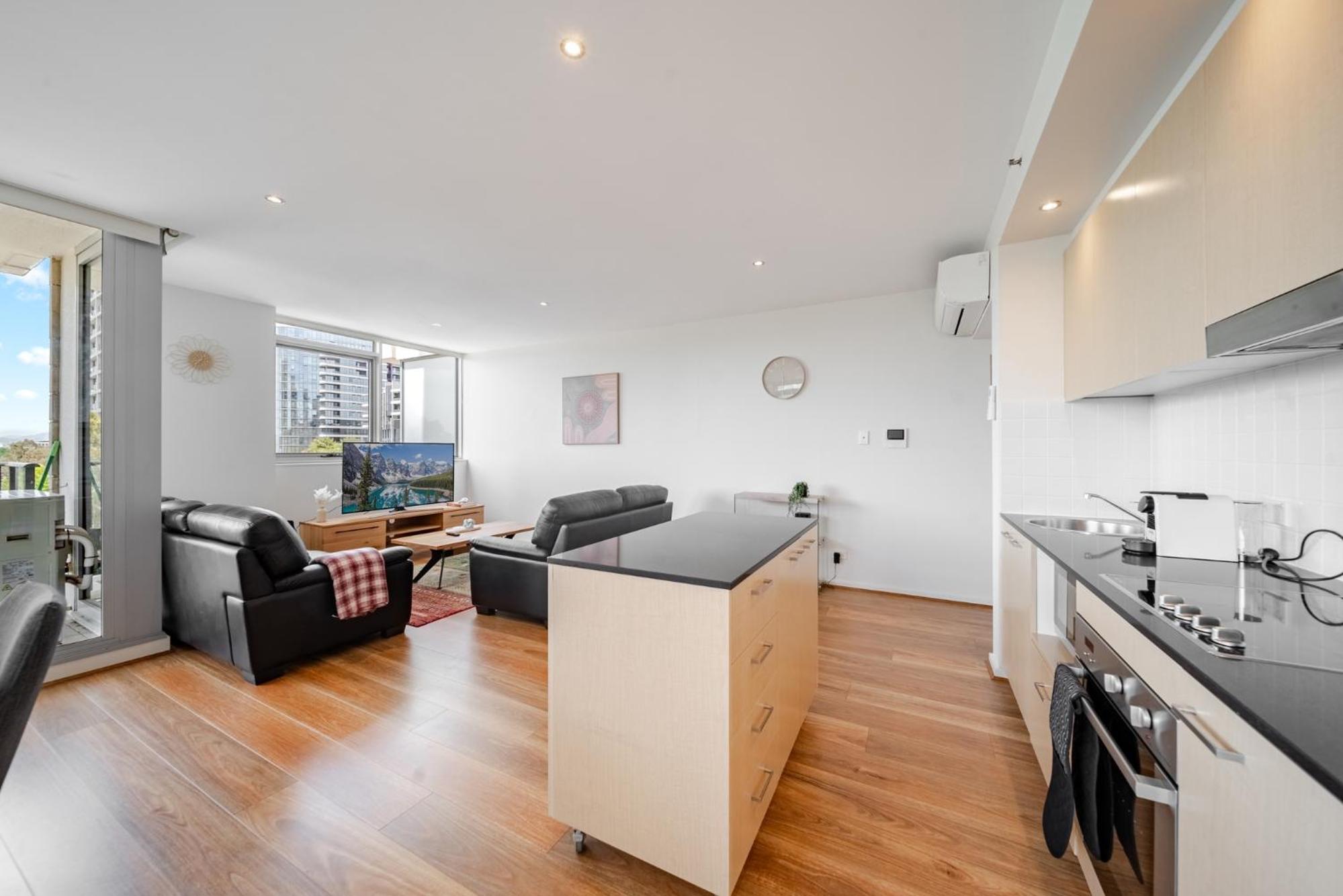 Stylish 1-Bed Flat with Pool BBQ & Sauna Access
