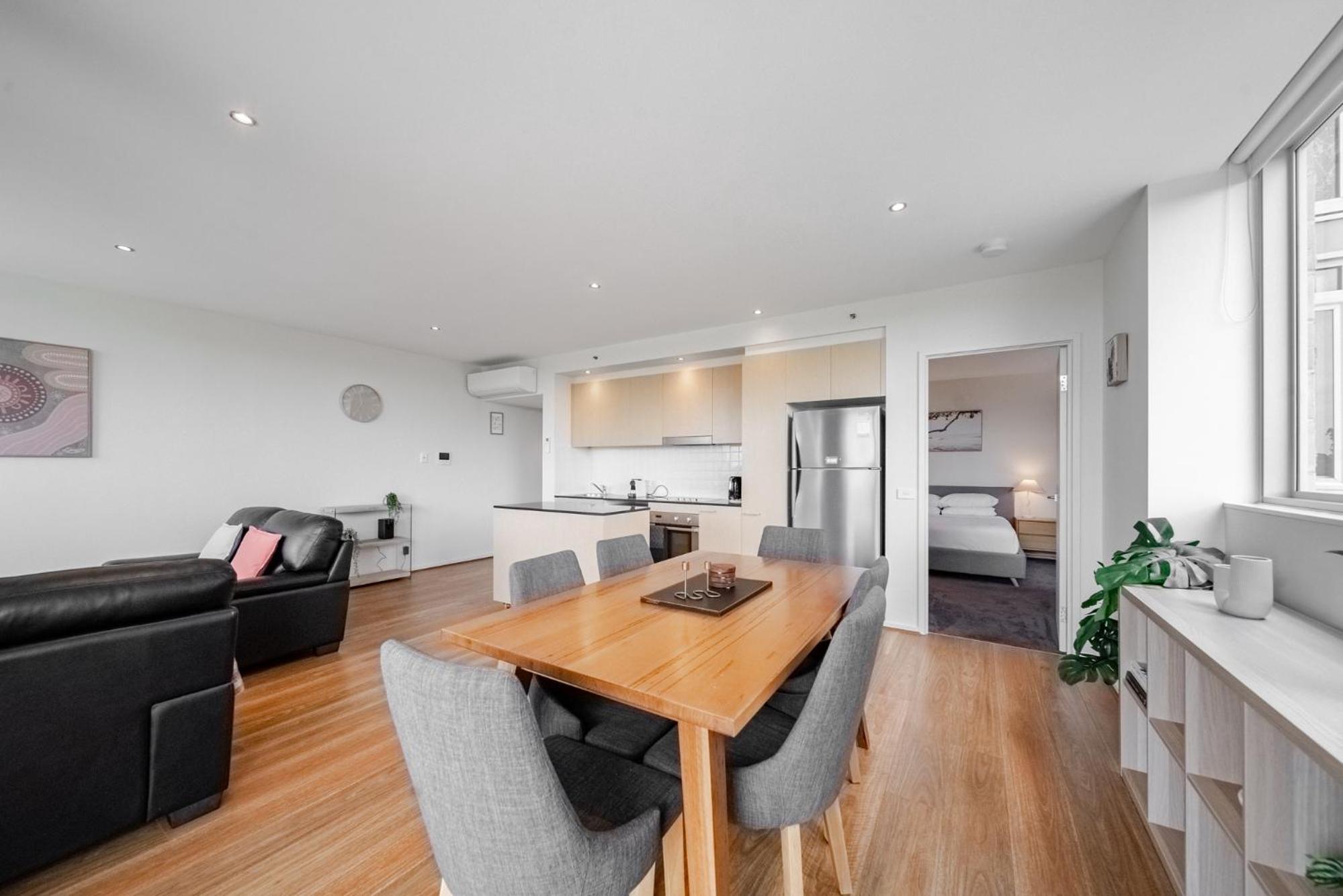 Stylish 1-Bed Flat with Pool BBQ & Sauna Access