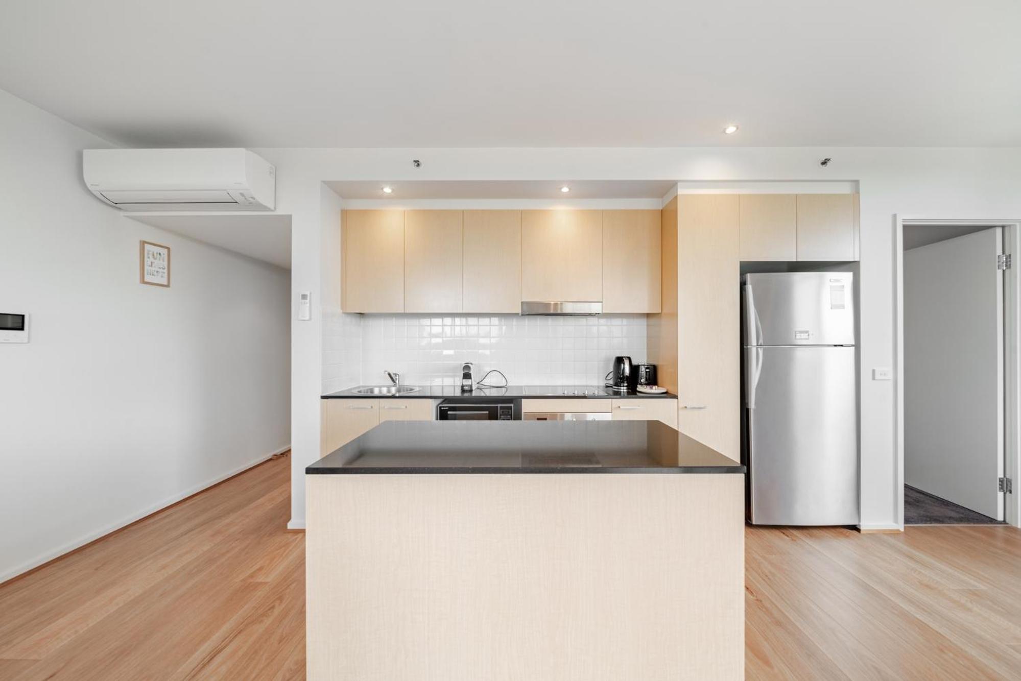 Stylish 1-Bed Flat with Pool BBQ & Sauna Access
